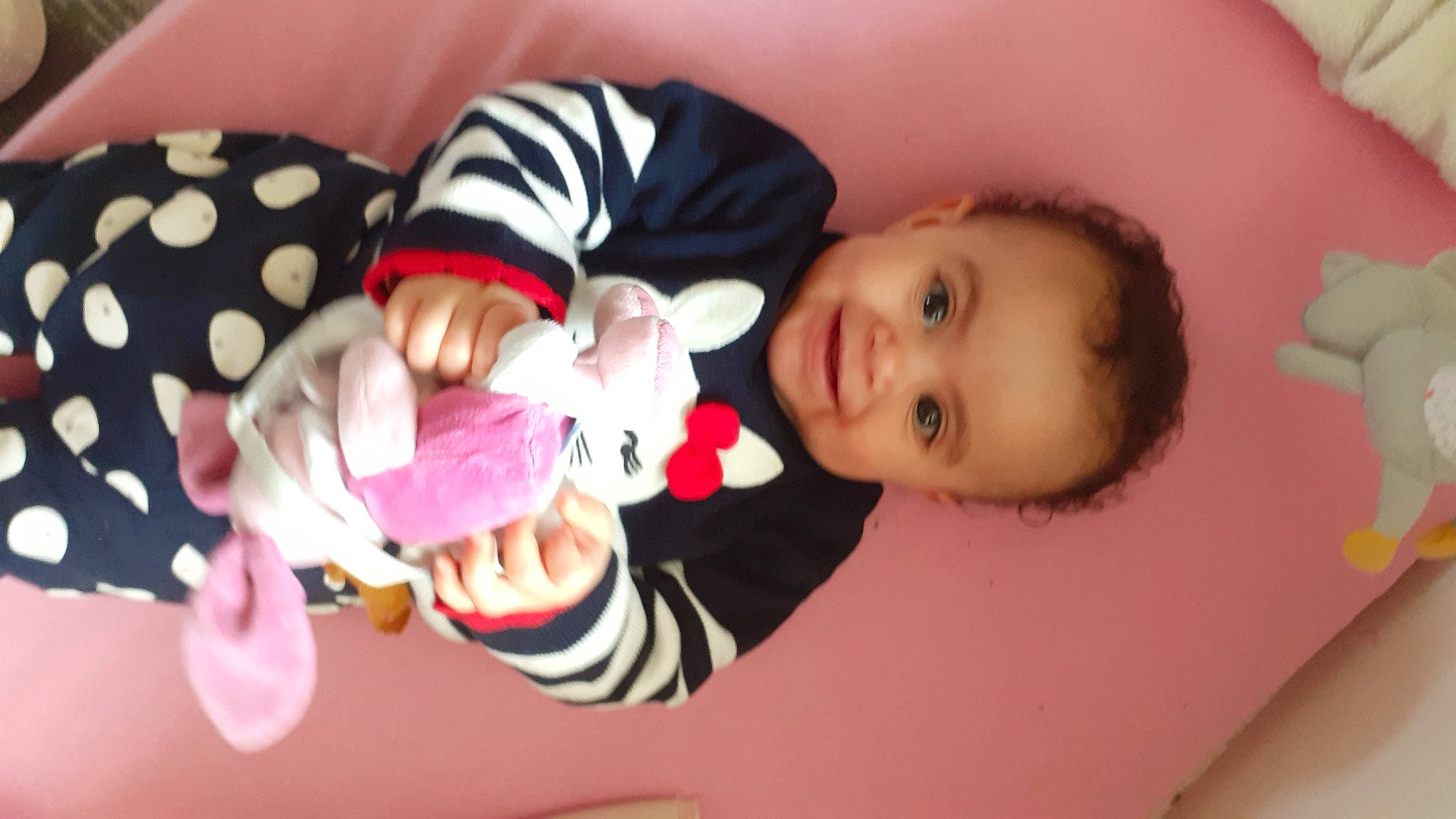 Mya a rejoint le concours — aidez-le/la à gagner de superbes lots ! baby, baby_products, baby_toddler_clothing, baby_toys, cheek, child, comfort, face, facial_expression, fun, happy, head, joy, mammal, nose, person, room, skin, sleeve, smile