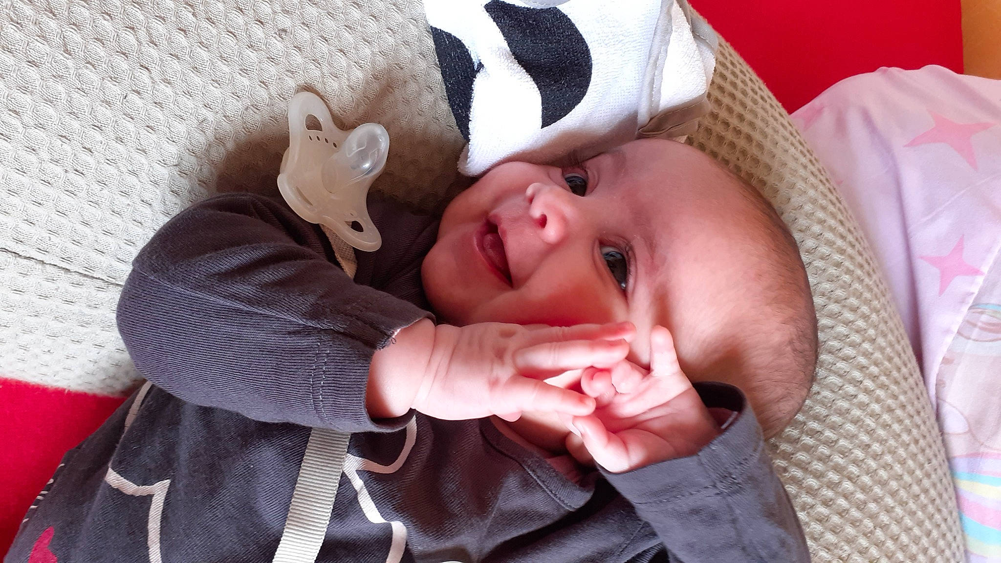 Mya a rejoint le concours — aidez-le/la à gagner de superbes lots ! baby, baby_products, baby_toddler_clothing, cheek, clothing, comfort, eye, finger, gesture, happy, head, human_body, lip, mouth, nail, nose, person, pink, skin, smile