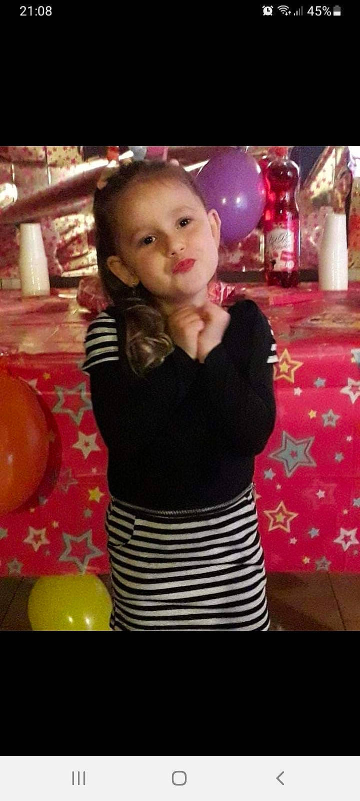 Leilana participe au concours pour gagner de l'argent avec cette photo : balloon, child, clothing, event, eye, flash_photography, fun, hair, hairstyle, human_leg, lighting, magenta, pattern, person, pink, sitting, sleeve, t_shirt, thigh, toddler