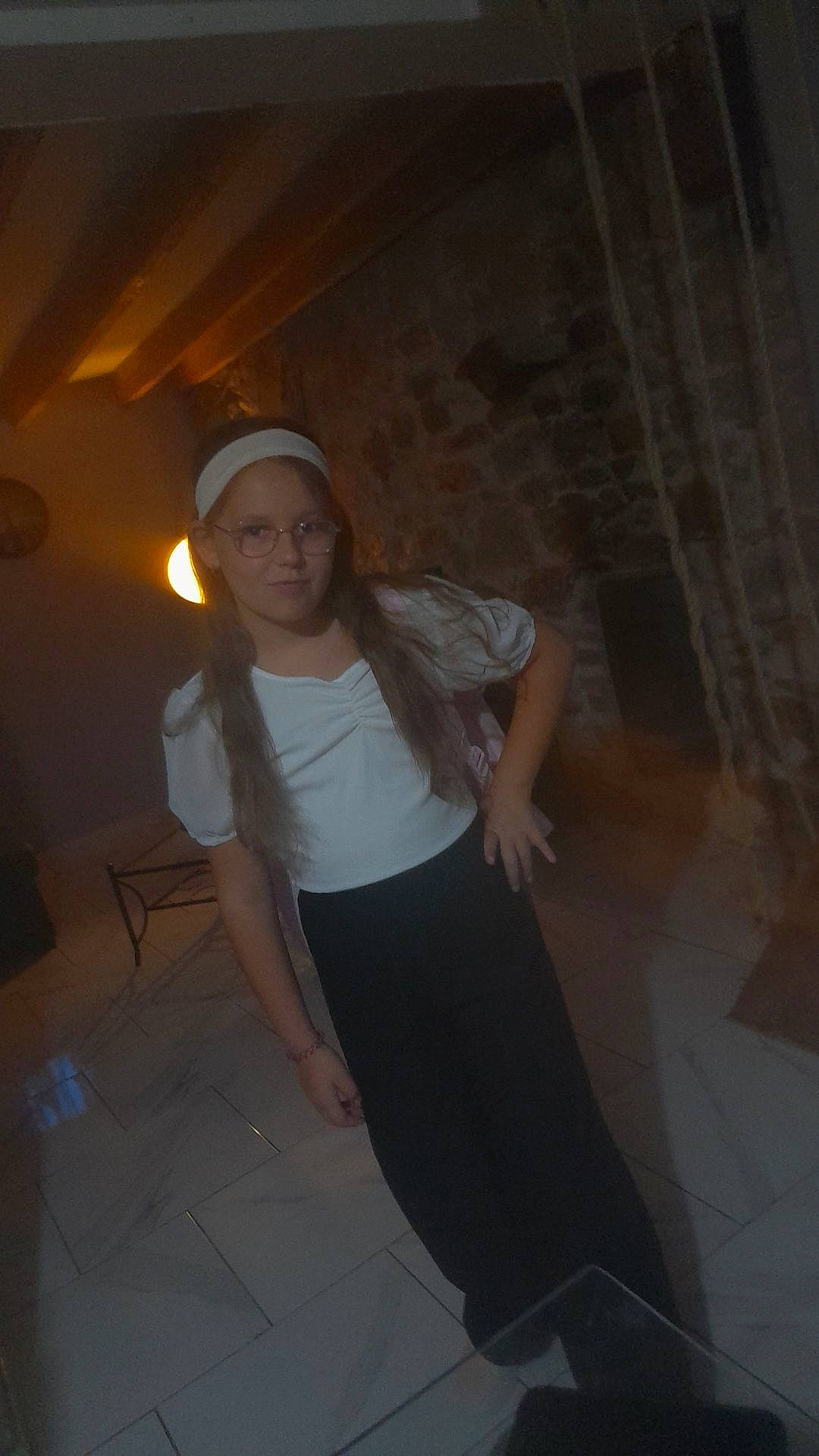 Leilana a rejoint le concours — aidez-le/la à gagner de superbes lots ! ceiling, darkness, elbow, entertainment, event, flash_photography, flooring, fun, hat, human_leg, midnight, night, person, room, shadow, sun_hat, t_shirt, thigh, tints_and_shades, trunk