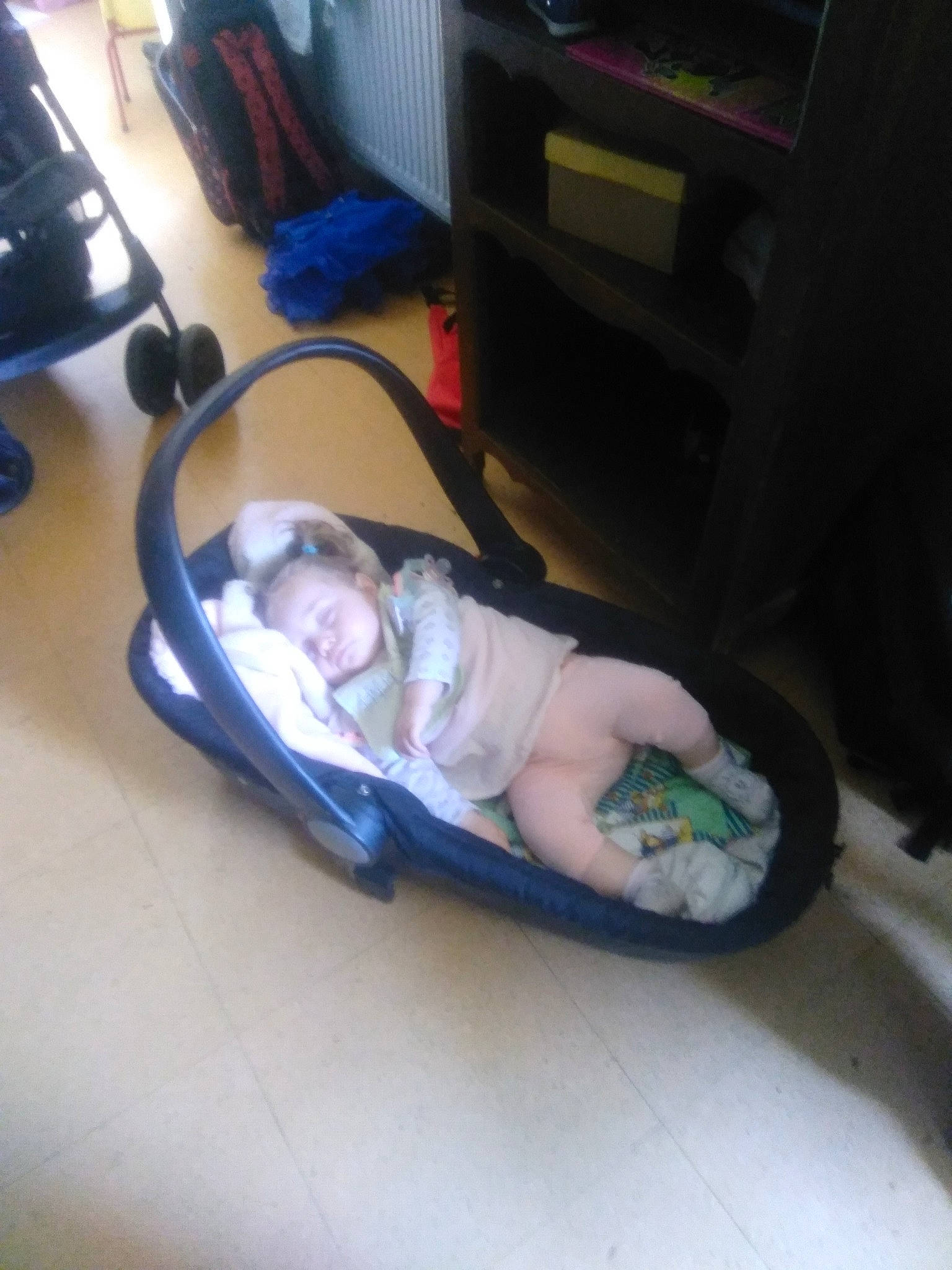 Inaya participe au concours pour gagner de l'argent avec cette photo : arm, baby, baby_products, baby_toddler_clothing, bag, child, comfort, computer_keyboard, electric_blue, flooring, foot, hair, hand, hardwood, lap, leg, person, sitting, thigh, toddler