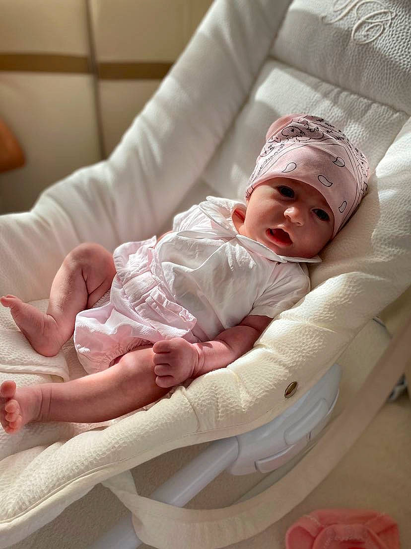 Swan a rejoint le concours — aidez-le/la à gagner de superbes lots ! baby, baby_products, baby_sleeping, birth, child, childbirth, comfort, furniture, headgear, headwear, infant_bed, leg, person, pink, product, toddler