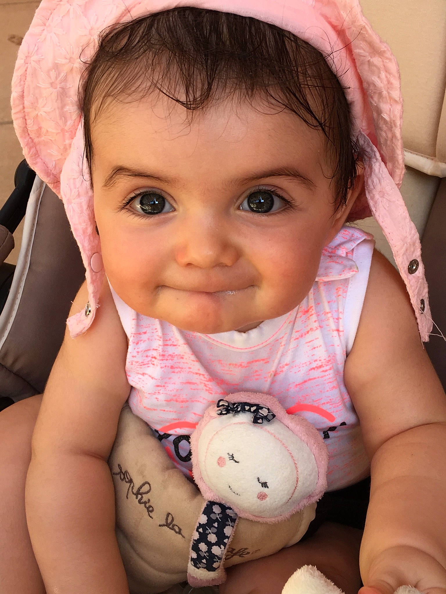 Victoria a rejoint le concours — aidez-le/la à gagner de superbes lots ! baby, baby_products, ball, cheek, child, eye, face, happy, head, headgear, joy, lip, person, pink, skin, smile, soccer_ball, toddler