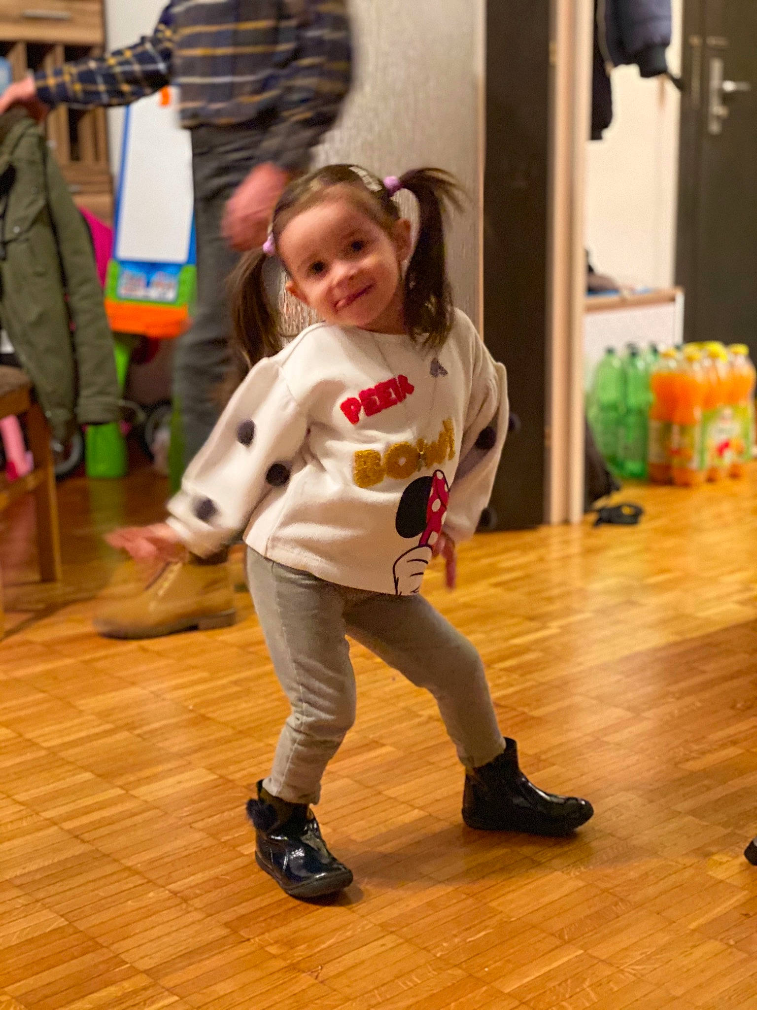 Inês a rejoint le concours — aidez-le/la à gagner de superbes lots ! child, costume, dance, floor, flooring, footwear, fun, hardwood, joy, person, play, recreation, shoe, toddler, vacation, wood