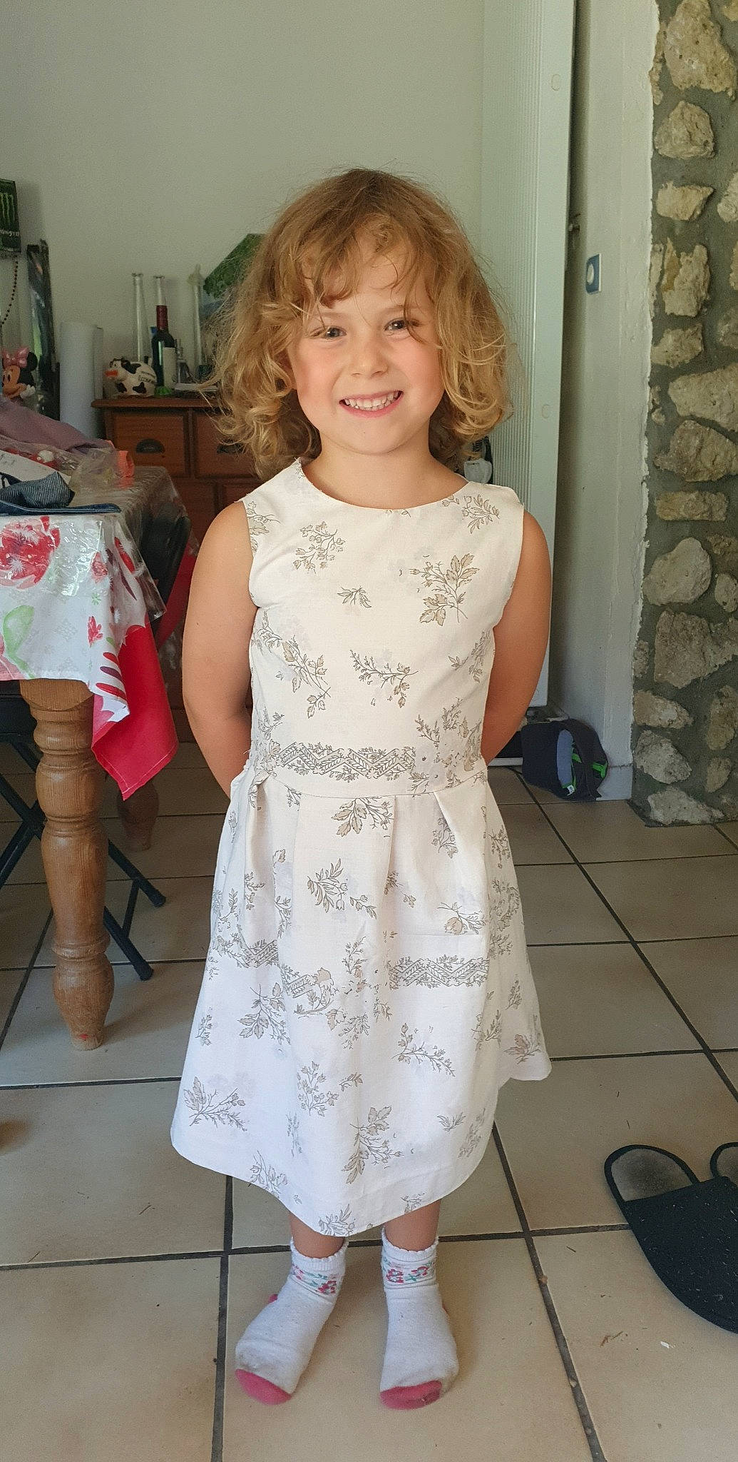 Ilona a rejoint le concours — aidez-le/la à gagner de superbes lots ! day_dress, dress, event, fashion_design, flooring, hair, human_leg, joint, joy, leg, neck, one_piece_garment, pattern, person, sandal, shoulder, sleeve, smile, standing, toddler