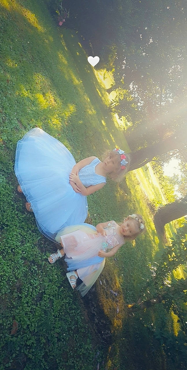 Ilona participe au concours pour gagner de l'argent avec cette photo : backlighting, botany, flash_photography, fun, gesture, grass, grass_family, grassland, happy, landscape, lawn, leaf, leisure, lens_flare, meadow, people_in_nature, person, plant, summer, sunlight