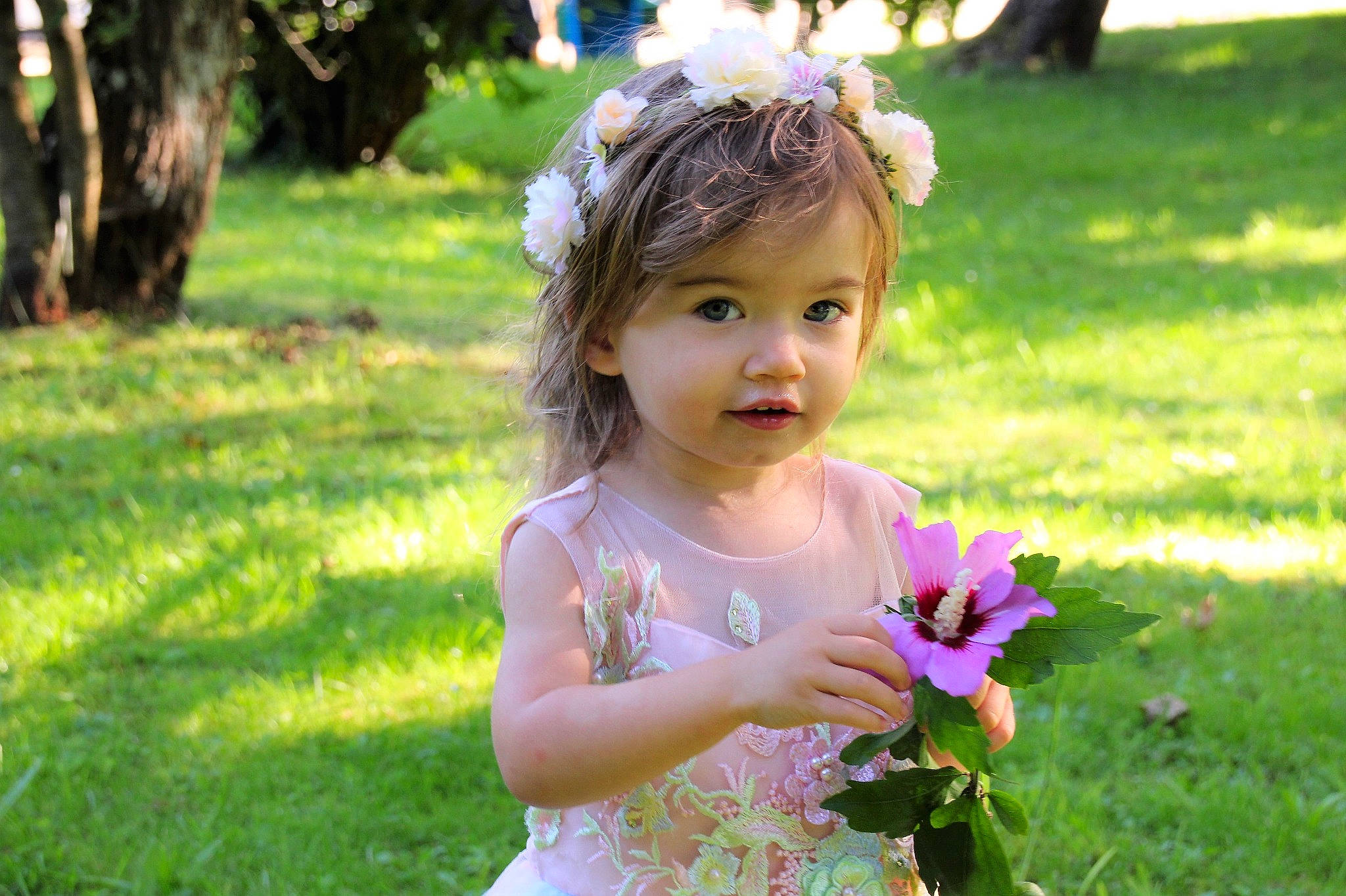 Ashley a rejoint le concours — aidez-le/la à gagner de superbes lots ! baby_toddler_clothing, botany, eye, facial_expression, flower, grass, green, happy, iris, leaf, people_in_nature, person, petal, photograph, pink, plant, purple, summer, sunlight, toddler