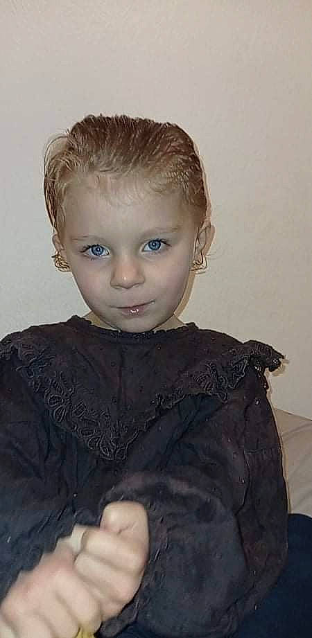 Emilia participe au concours pour gagner de l'argent avec cette photo : art, blond, cheek, chin, eyebrow, eyelash, fashion_accessory, fashion_design, fur, hairstyle, headpiece, iris, jewellery, lip, monochrome, neck, person, shoulder, sleeve, toddler