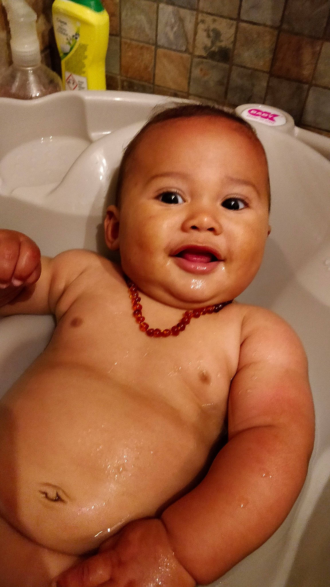 Sévan participe au concours pour gagner de l'argent avec cette photo : baby, baby_bathing, bathing, bathtub, cheek, child, muscle, person, skin, smile, toddler, washing