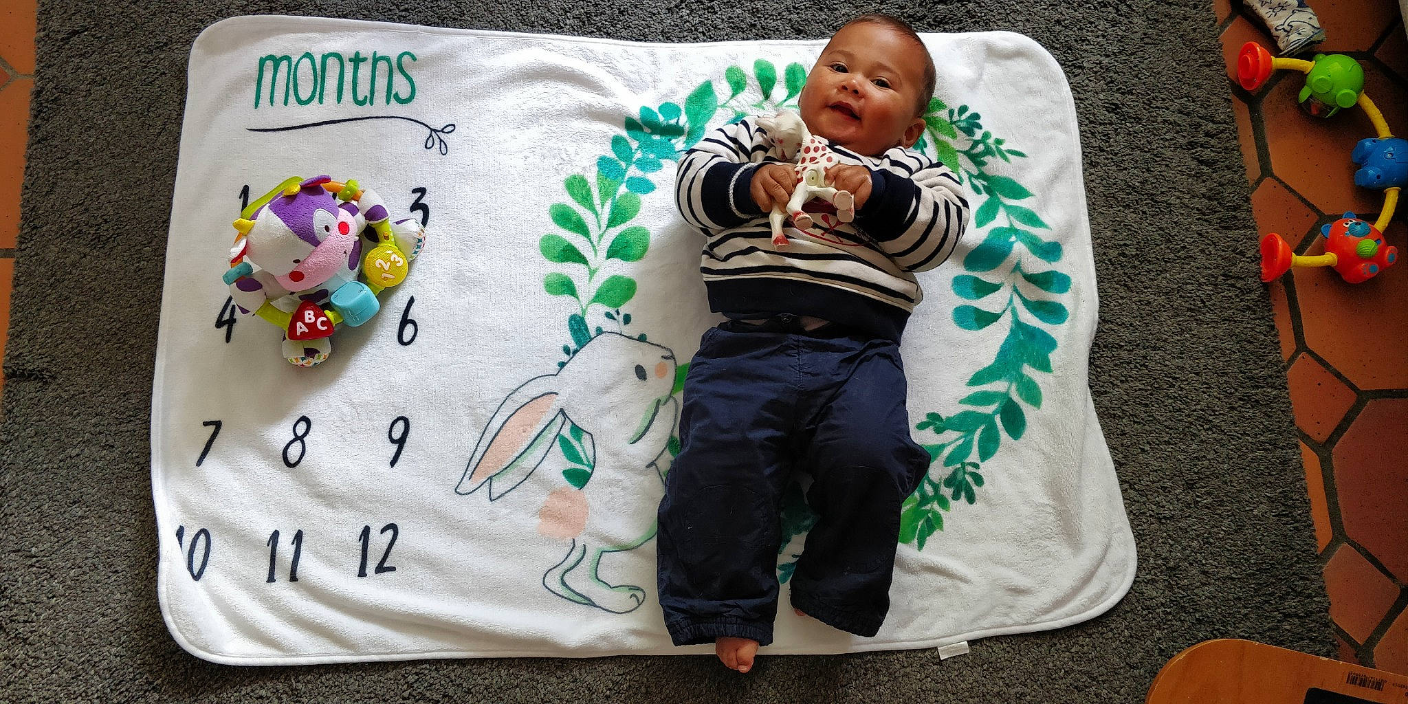 Sévan participe au concours pour gagner de l'argent avec cette photo : baby, baby_products, blanket, child, diaper_bag, furniture, linens, nap, person, pillow, play, product, sleeve, t_shirt, textile, toddler