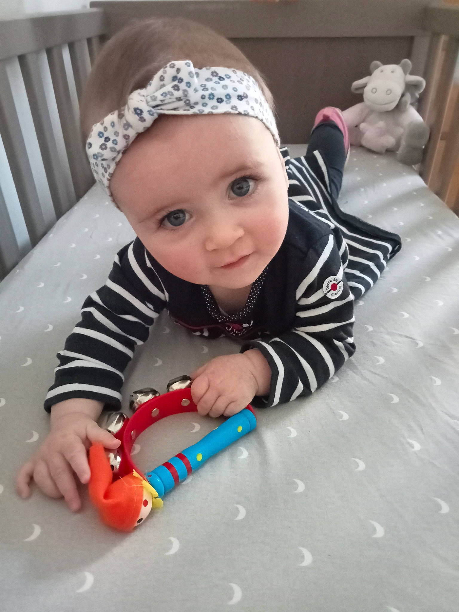 Alix a rejoint le concours — aidez-le/la à gagner de superbes lots ! baby, baby_playing_with_toys, baby_toddler_clothing, cap, child, crawling, floor, flooring, fun, happy, headwear, knit_cap, pattern, person, room, sitting, skin, sleeve, smile, toddler