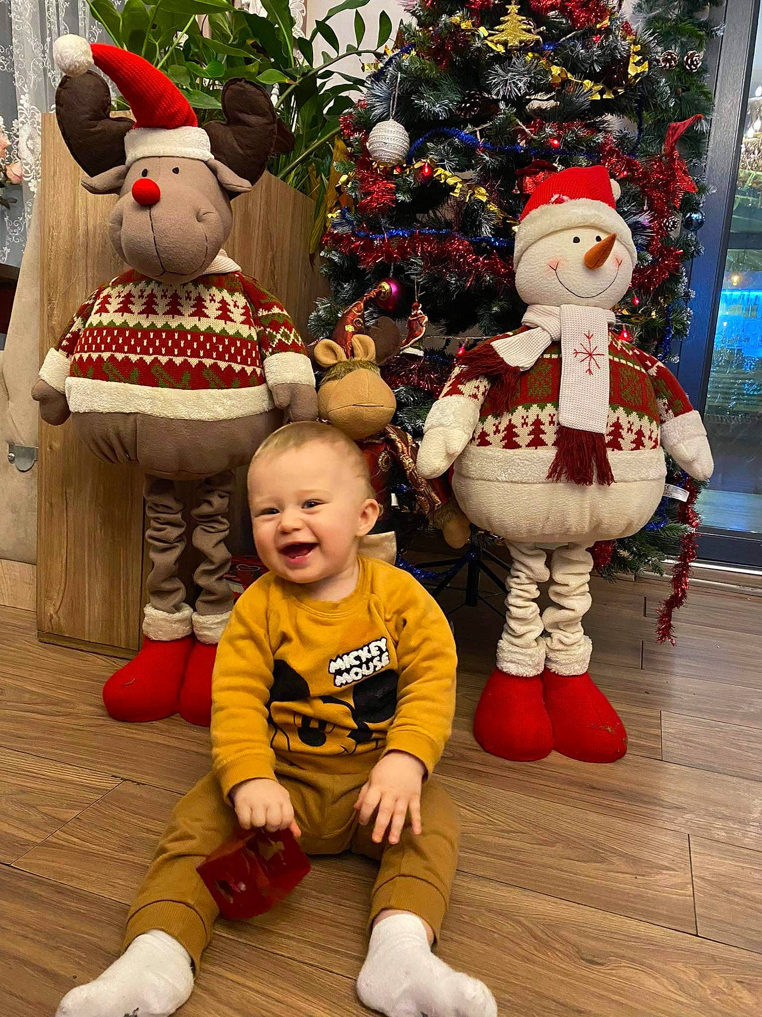 Ayan a rejoint le concours — aidez-le/la à gagner de superbes lots ! christmas_ornament, christmas_tree, flooring, green, happy, hat, head, holiday_ornament, leg, mammal, people, person, photograph, red, smile, standing, toddler, toy, vertebrate, white