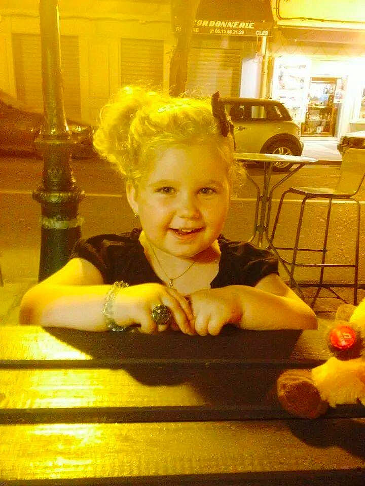 Patricia a rejoint le concours — aidez-le/la à gagner de superbes lots ! child, fun, joy, person, smile, toddler, yellow