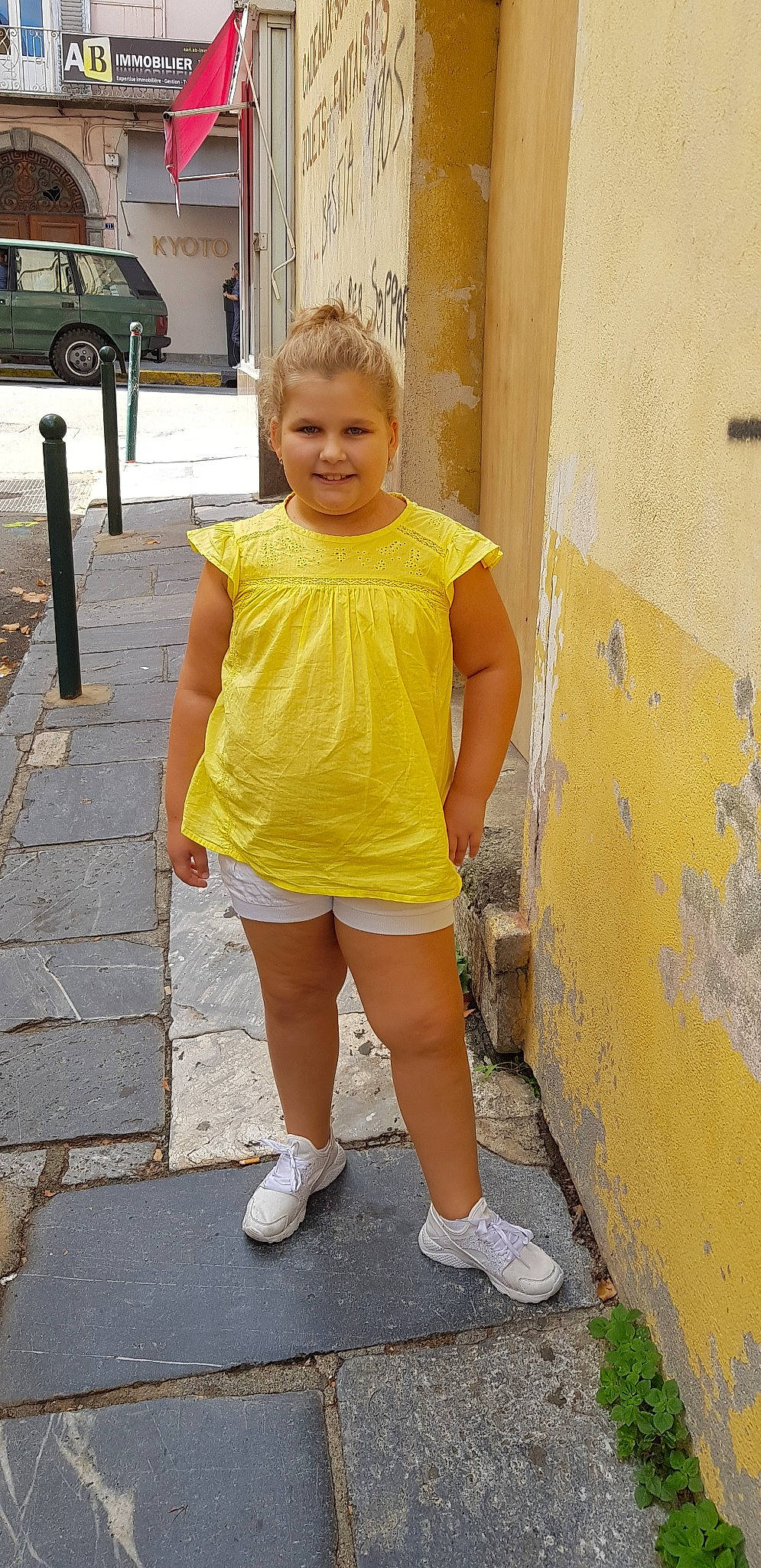 Patricia a rejoint le concours — aidez-le/la à gagner de superbes lots ! child, joy, leg, person, shoe, shorts, smile, snapshot, standing, t_shirt, vacation, yellow