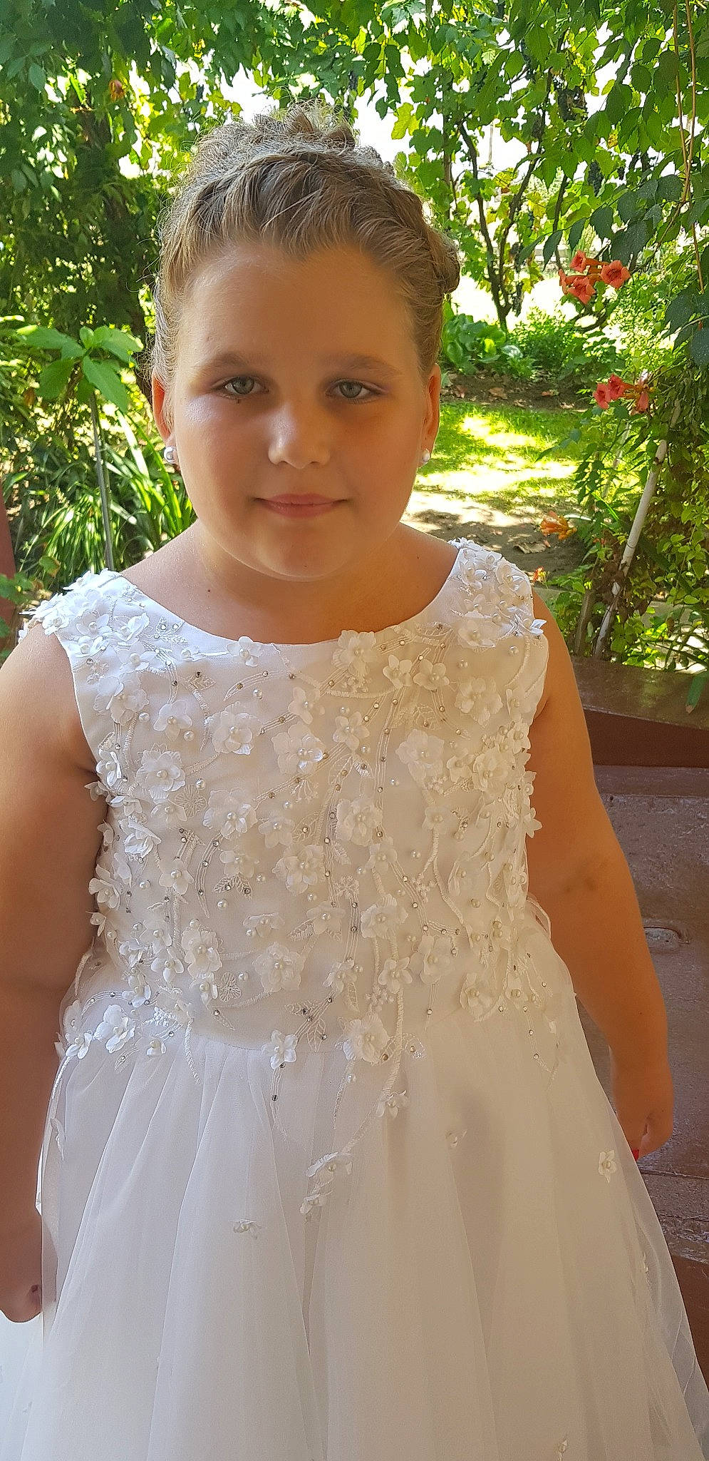 Patricia a rejoint le concours — aidez-le/la à gagner de superbes lots ! a_line, bridal_accessory, bridal_clothing, bridal_party_dress, bride, ceremony, child, clothing, dress, gown, ivory, lace, neck, person, shoulder, textile, wedding_dress