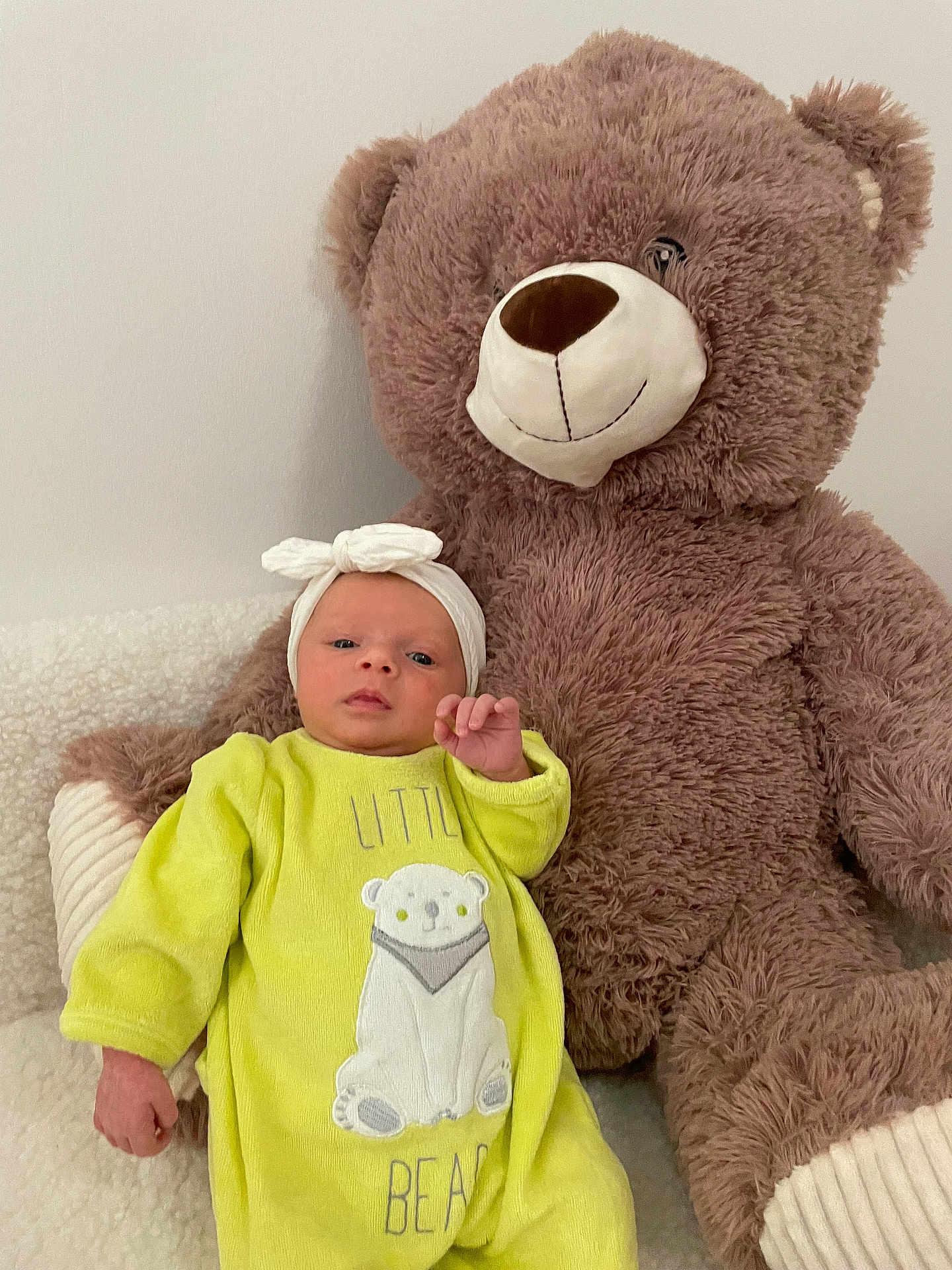 Victoria participe au concours pour gagner de l'argent avec cette photo : baby, teddy_bear, plush_toy, yellow_clothing, headband, infant, soft_texture, couch, white_background, cute, child, portrait, indoors, cozy, smile, small_hand, toy, sitting, comfortable, warm
