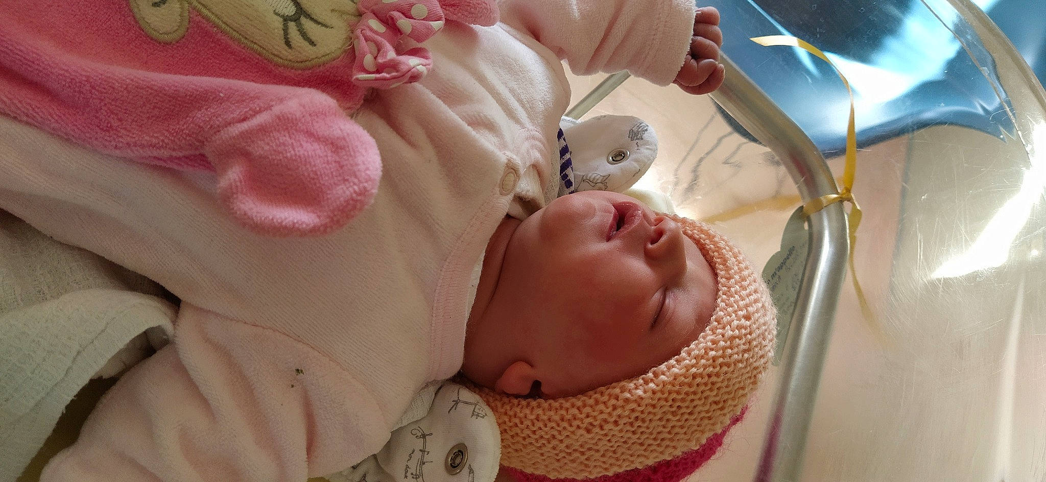 Siana participe au concours pour gagner de l'argent avec cette photo : baby, baby_products, baby_safety, baby_sleeping, baby_toddler_clothing, bedtime, cheek, child, comfort, ear, eyelash, facial_expression, happy, headwear, linens, mouth, nose, person, pink, room