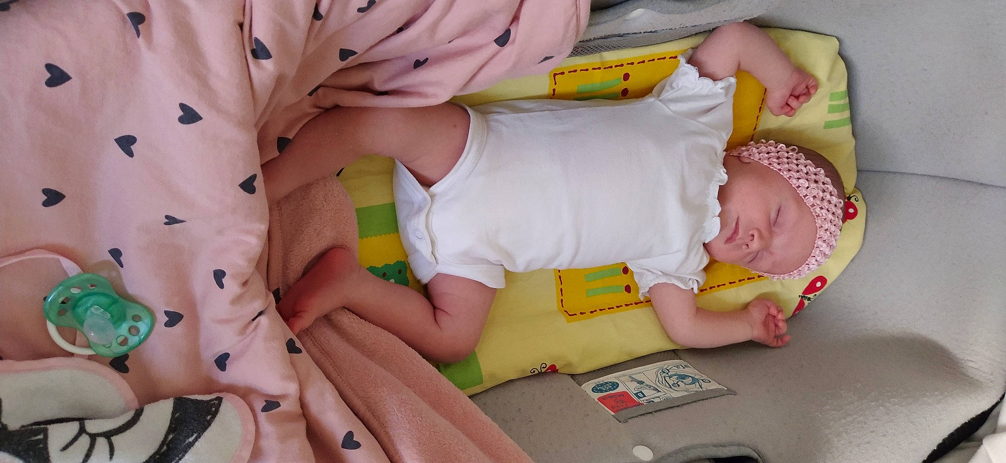 Siana participe au concours pour gagner de l'argent avec cette photo : abdomen, baby, baby_products, baby_toddler_clothing, child, comfort, finger, gesture, human_body, human_leg, knee, nail, pattern, person, skin, sleeve, thigh, thumb, toddler, wrist