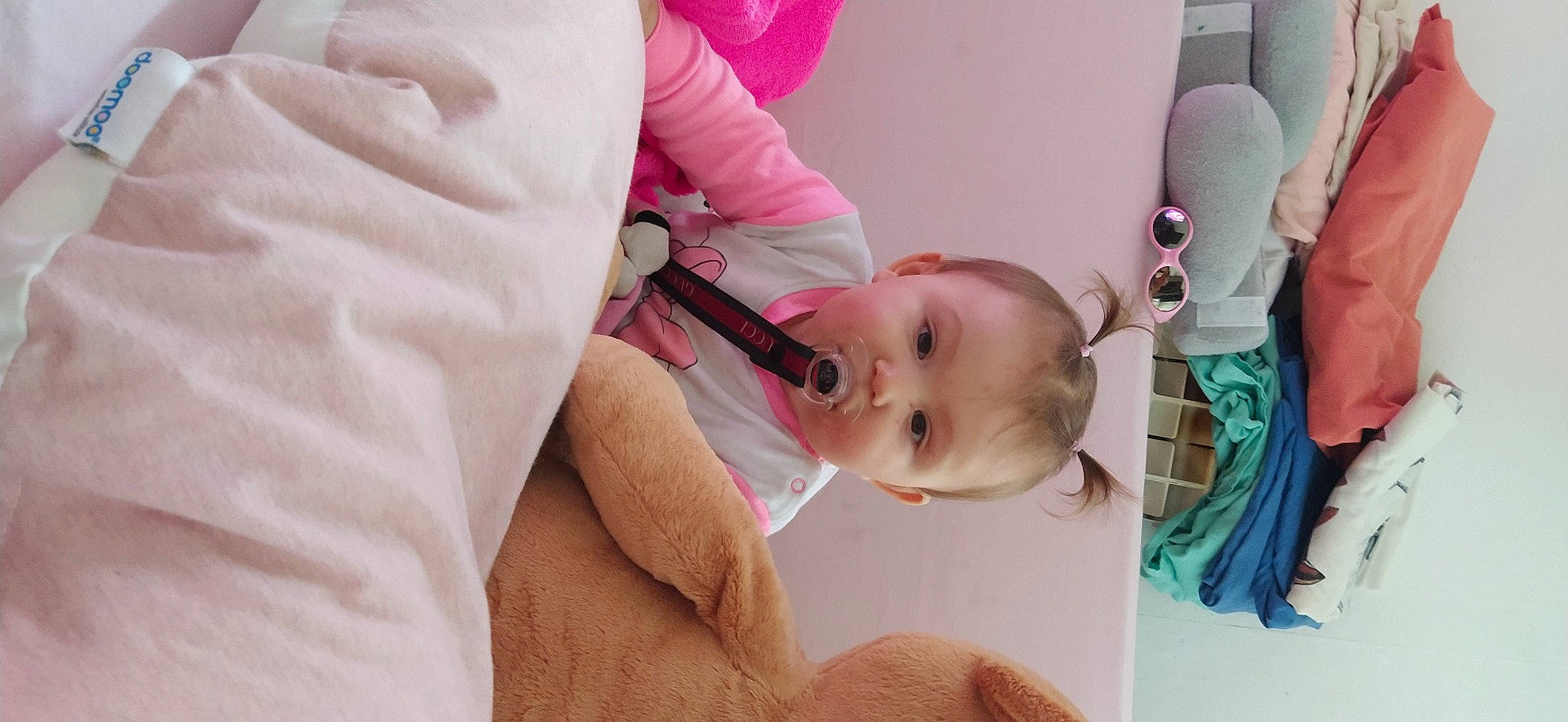 Sinaÿ participe au concours pour gagner de l'argent avec cette photo : arm, baby, baby_products, baby_toddler_clothing, cheek, child, comfort, ear, eyebrow, eyelash, finger, gesture, happy, mouth, nose, person, pink, room, skin, sleeve