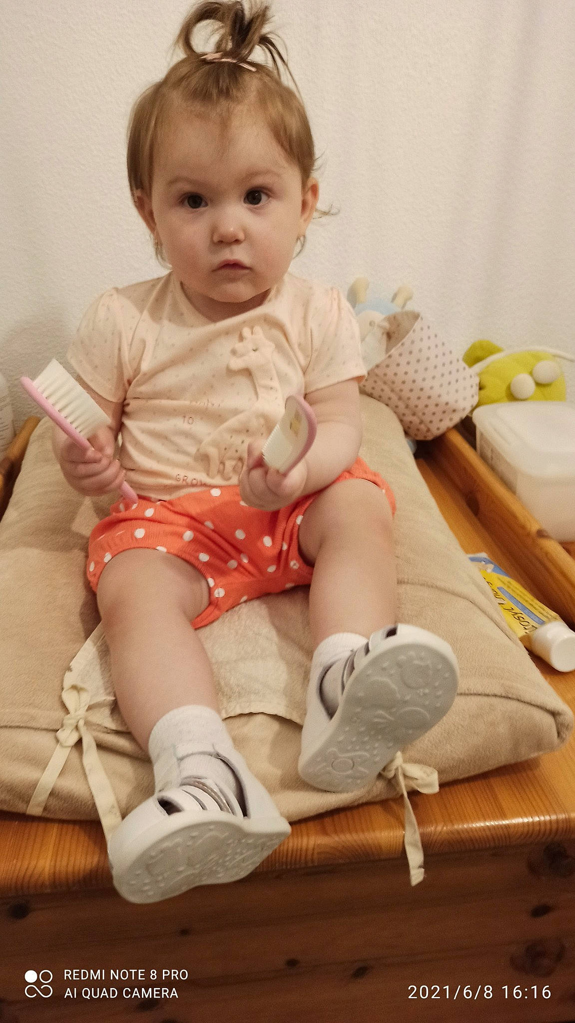 Sinaÿ participe au concours pour gagner de l'argent avec cette photo : baby_toddler_clothing, cheek, child, comfort, face, human_leg, joint, knee, lap, leg, pattern, person, shoe, shorts, skin, sleeve, sneakers, sock, thigh, toddler