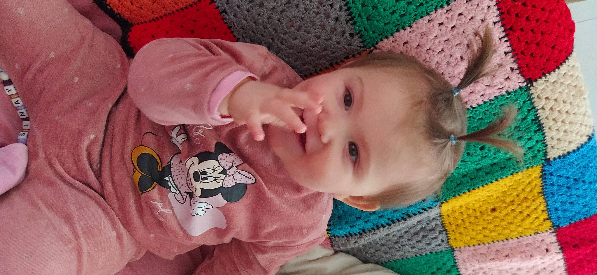 Sinaÿ participe au concours pour gagner de l'argent avec cette photo : baby, baby_products, baby_toddler_clothing, beauty, cheek, child, comfort, face, happy, iris, linens, lip, mammal, pattern, person, pink, skin, sleeve, toddler, vertebrate