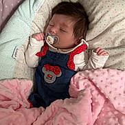 Ana a rejoint le concours — aidez-le/la à gagner de superbes lots ! baby, sleeping, pacifier, blanket, denim, red_polka_dots, cute_outfit, bedding, soft_texture, pastel_colors, infant, young_child, indoors, cozy, comfort, resting, child, head, face, clothing