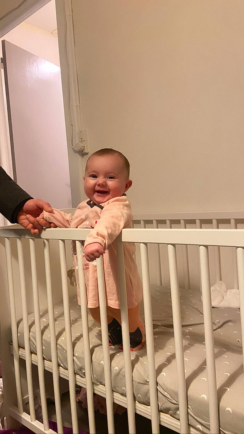 Justine participe au concours pour gagner de l'argent avec cette photo : baby, baby_products, baby_safety, baby_toddler_clothing, baluster, child, comfort, composite_material, cradle, handrail, happy, house, infant_bed, joy, nursery, person, room, sleeve, smile, stairs