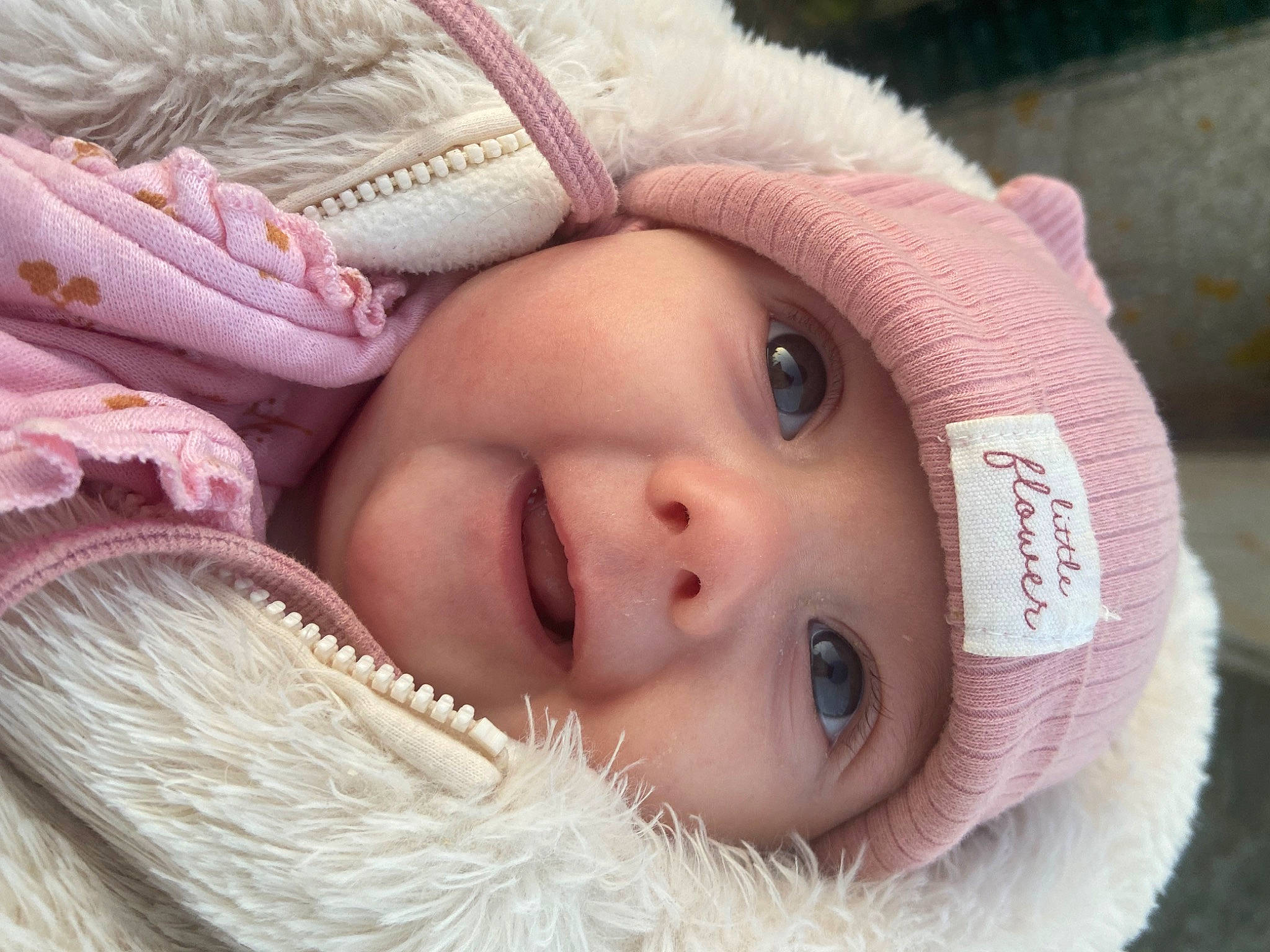 Justine a rejoint le concours — aidez-le/la à gagner de superbes lots ! baby, cap, cheek, child, clothing, eye, eyelash, happy, head, headgear, headwear, iris, lip, mammal, mouth, nose, person, pink, skin, textile