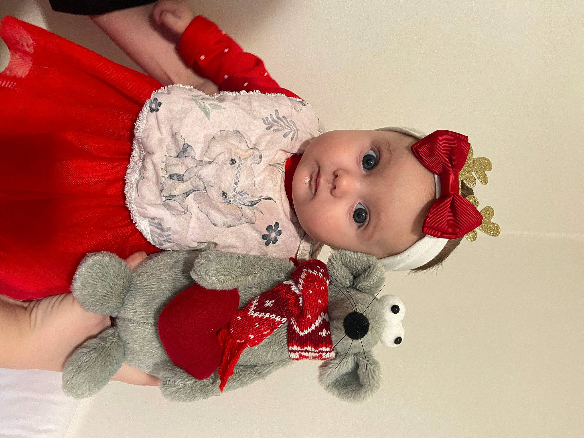 Justine participe au concours pour gagner de l'argent avec cette photo : baby, baby_products, baby_toddler_clothing, carmine, cheek, child, christmas, costume_hat, event, fashion_accessory, fictional_character, hair_accessory, hat, head, headgear, headwear, pattern, person, red, rose