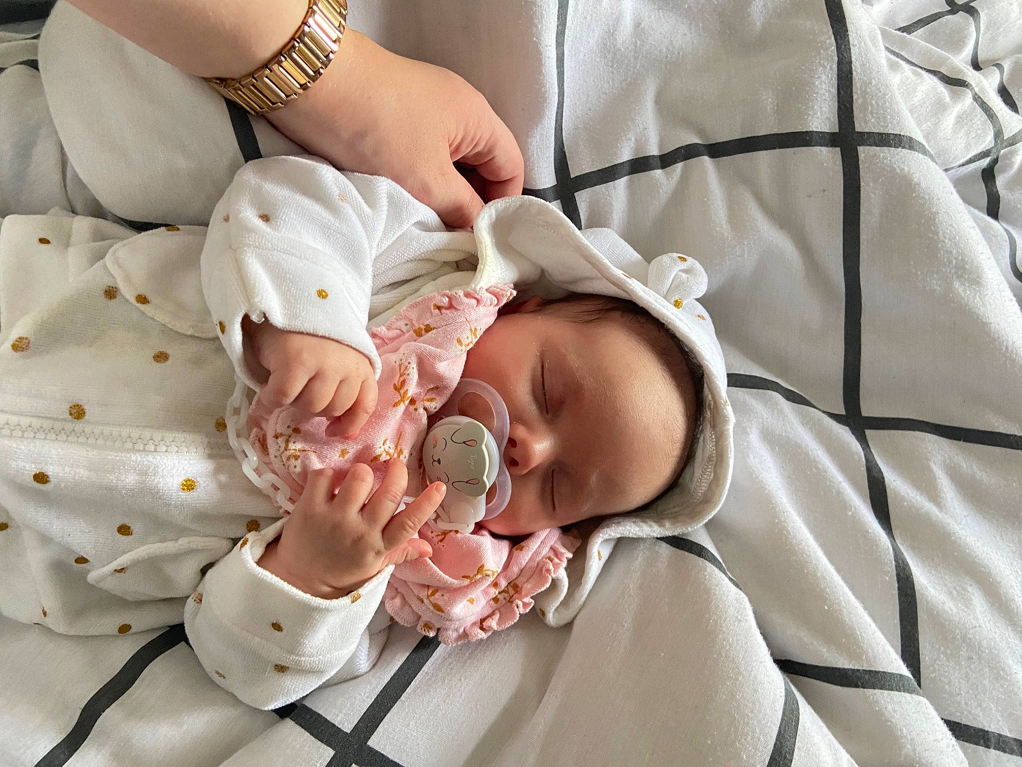 Justine a rejoint le concours — aidez-le/la à gagner de superbes lots ! baby, baby_products, baby_toddler_clothing, child, comfort, event, eyelash, finger, gesture, hand, hat, nail, pattern, peach, person, service, skin, thumb, toddler, watch
