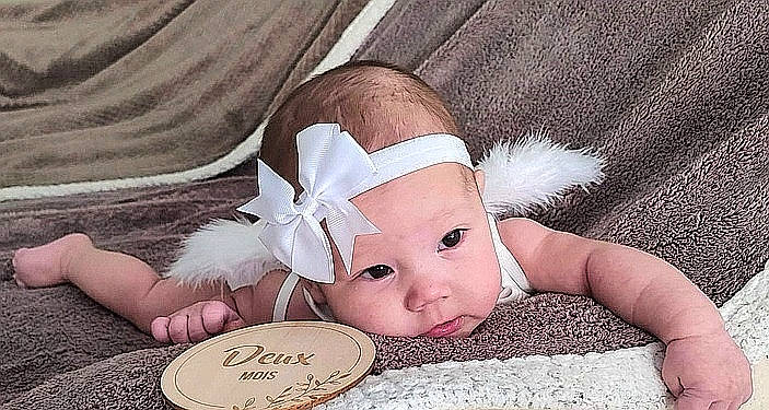 Léona participe au concours pour gagner de l'argent avec cette photo : baby, baby_toddler_clothing, child, costume_hat, event, fashion_accessory, finger, fur, gesture, hair_accessory, happy, hat, headgear, headpiece, headwear, holiday, nail, ornament, person, skin