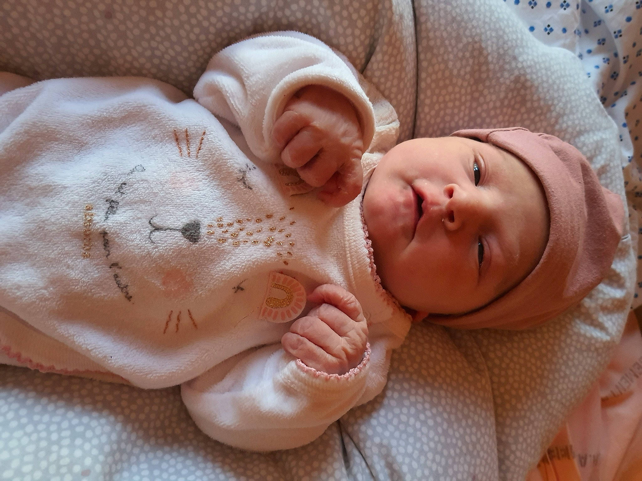 Kamélia a rejoint le concours — aidez-le/la à gagner de superbes lots ! baby, baby_products, baby_sleeping, baby_toddler_clothing, bedtime, cheek, child, comfort, headwear, linens, lip, peach, person, skin