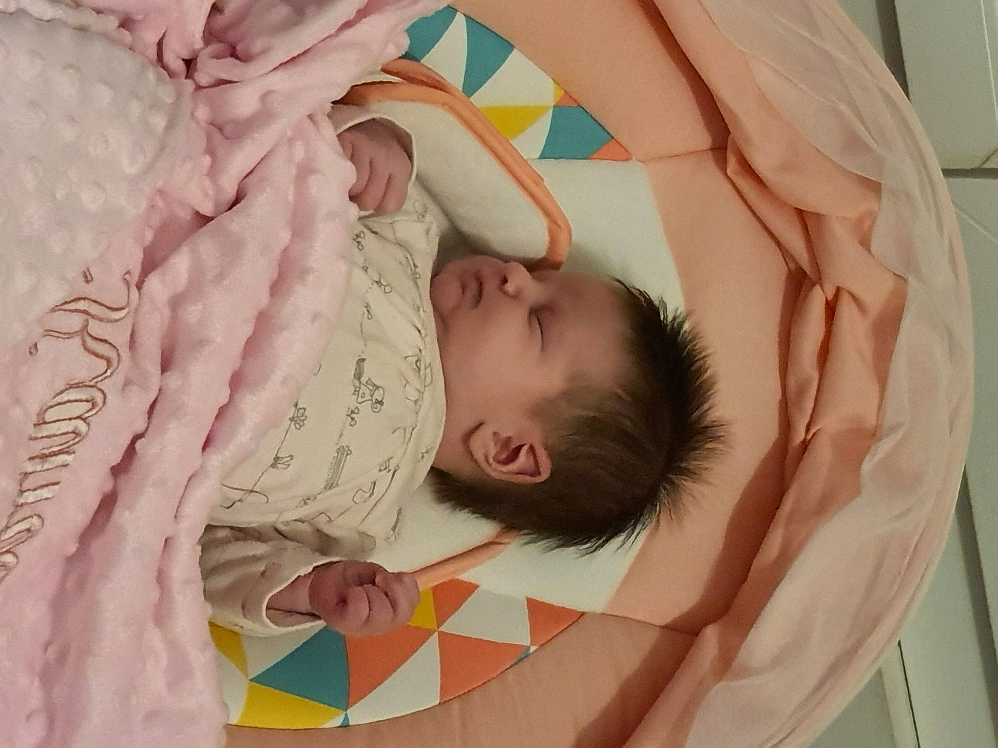 Kamélia a rejoint le concours — aidez-le/la à gagner de superbes lots ! baby, baby_products, baby_safety, baby_sleeping, baby_toddler_clothing, bedding, bedtime, blanket, child, comfort, infant_bed, linens, nap, peach, person, pink, sleep, textile, toddler