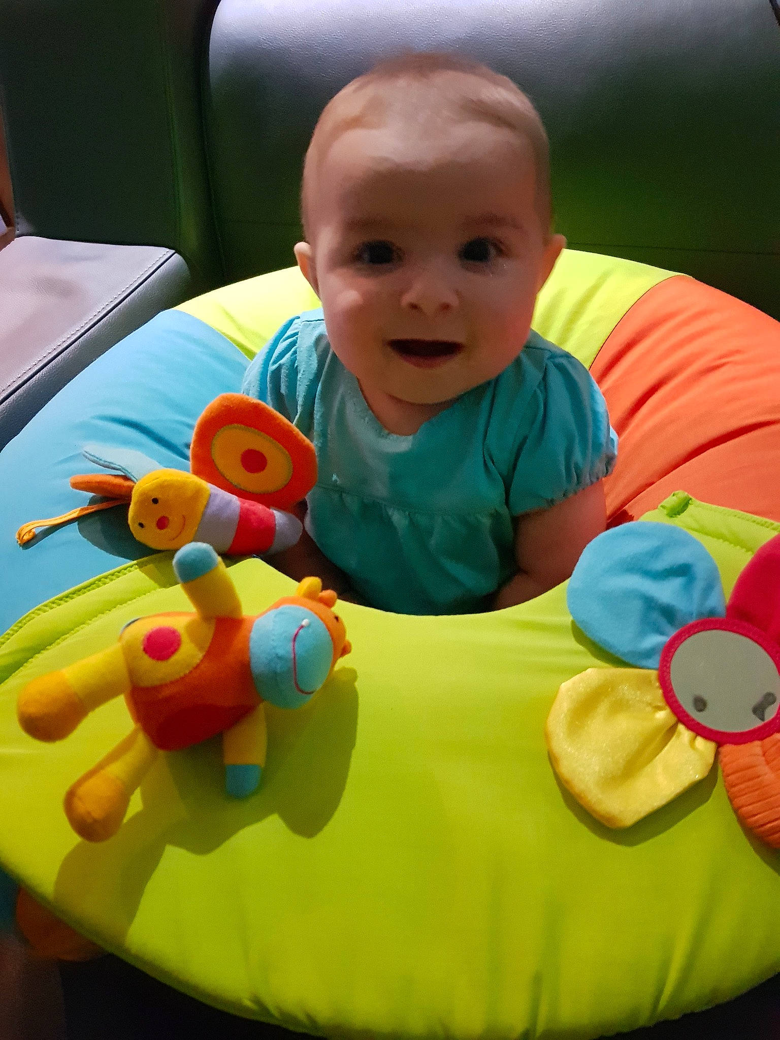 Zoé participe au concours pour gagner de l'argent avec cette photo : baby, baby_playing_with_toys, baby_products, baby_toys, child, person, play, product, toddler, toy, tummy_time