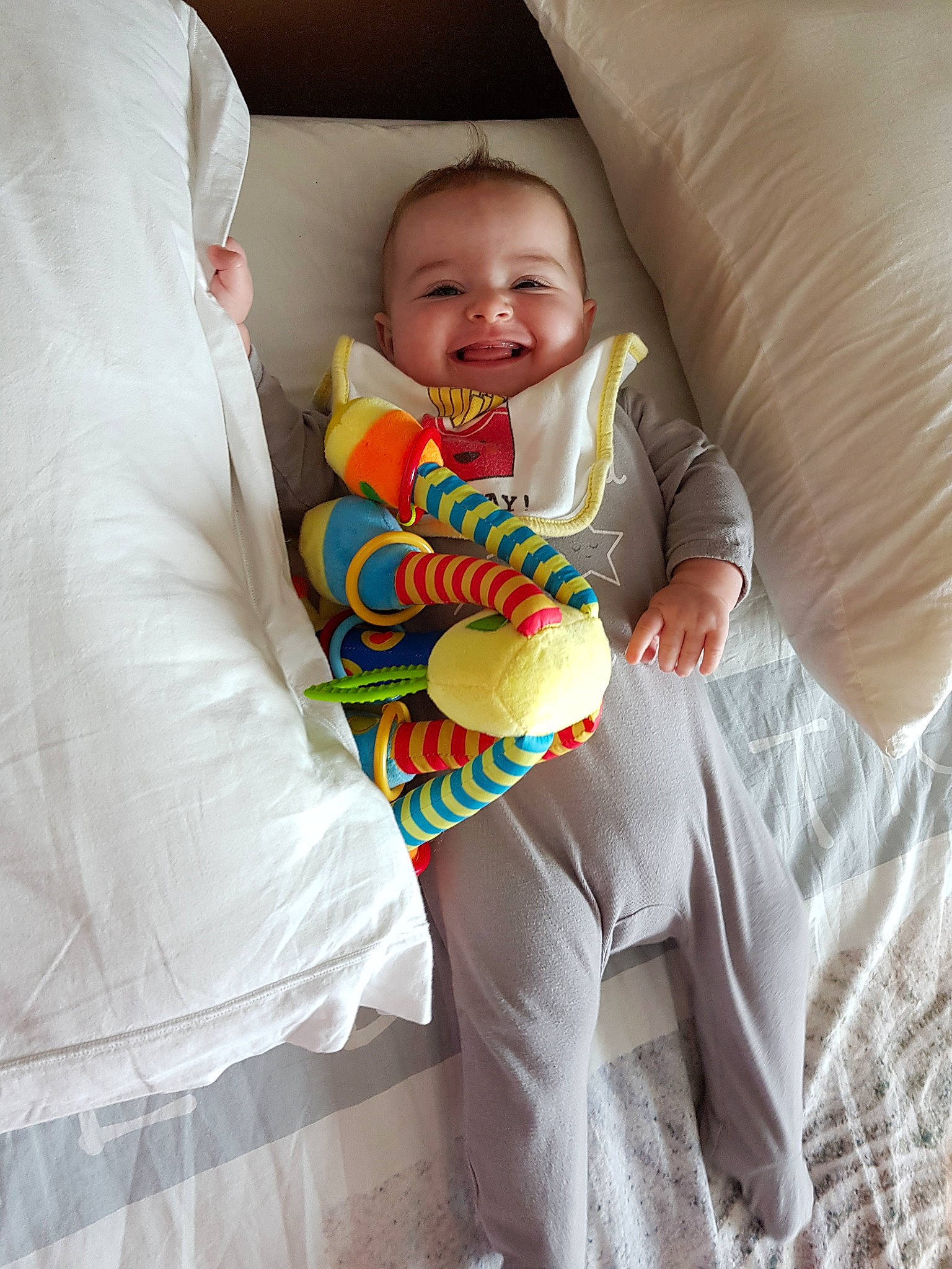 Zoé a rejoint le concours — aidez-le/la à gagner de superbes lots ! baby, bedding, blanket, child, joy, linens, person, skin, smile, textile, toddler
