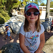 Zohla participe au concours pour gagner de l'argent avec cette photo : botany, child, cool, eyewear, fawn, fun, glasses, leg, leisure, photography, plant, recreation, smile, summer, sunglasses, tourism, travel, tree, vacation, vision_care