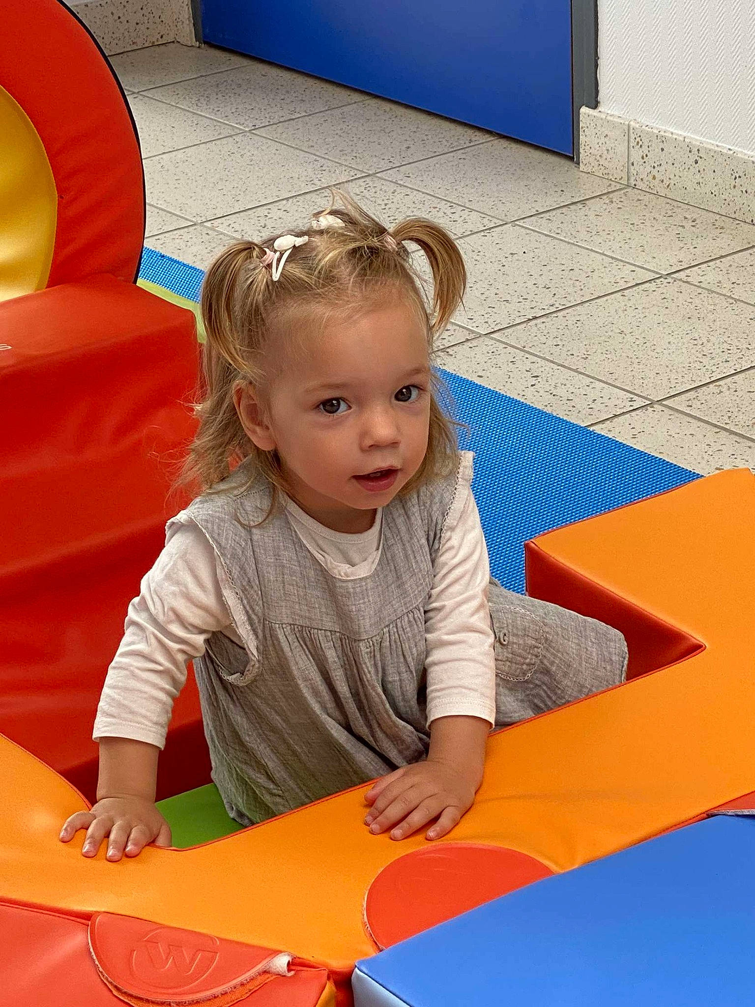 Iris participe au concours pour gagner de l'argent avec cette photo : arm, beauty, blue, child, facial_expression, flooring, fun, happy, human, leisure, orange, people, person, photograph, recreation, red, standing, summer, table, toddler