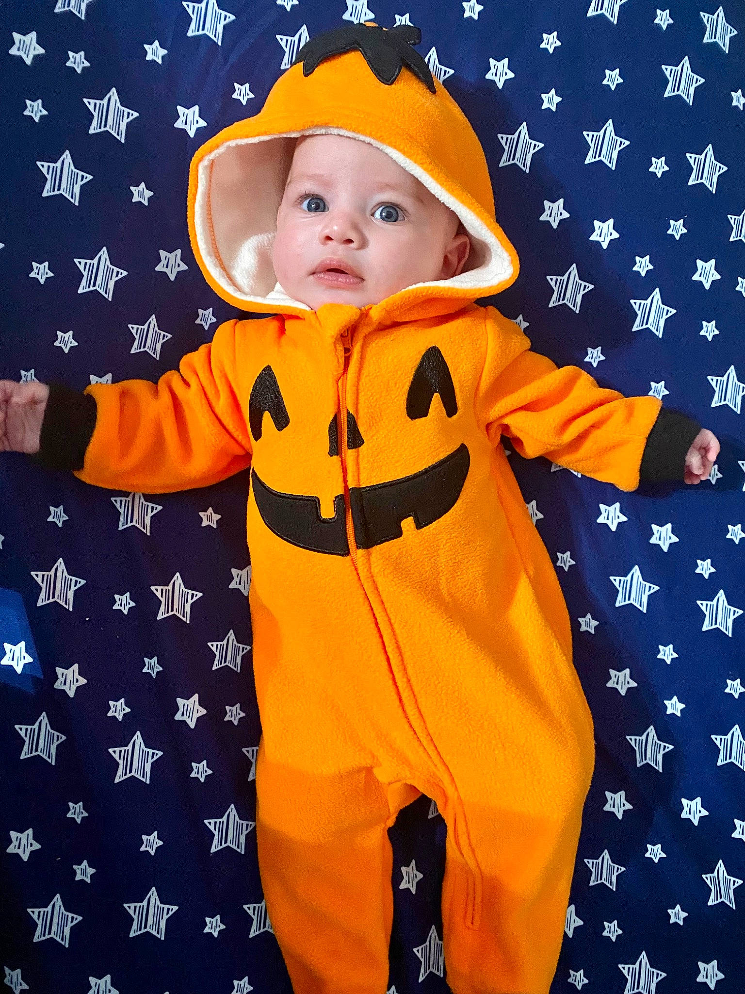 Fernando is registered to the contest to win money with this photo: baby, baby_toddler_clothing, child, christmas_eve, costume, costume_hat, electric_blue, event, fictional_character, fun, gesture, happy, hat, headwear, hoodie, orange, pattern, people_in_nature, person, polar_fleece