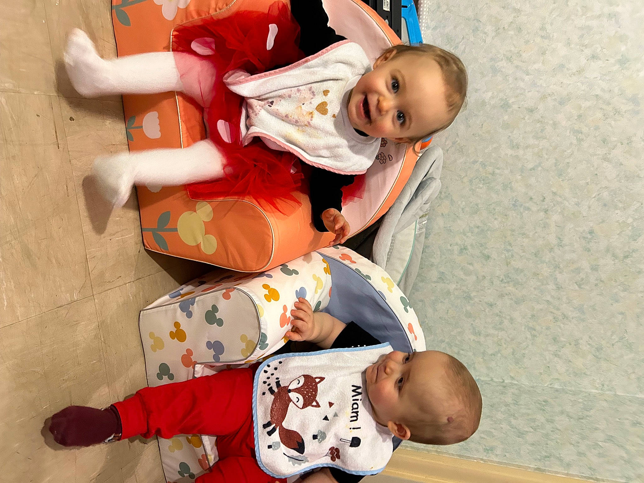 Maïna a rejoint le concours — aidez-le/la à gagner de superbes lots ! arm, baby, baby_toddler_clothing, child, clothing, comfort, event, foot, fun, gesture, hand, happy, joy, leg, person, playing_with_kids, red, sleeve, smile, thigh