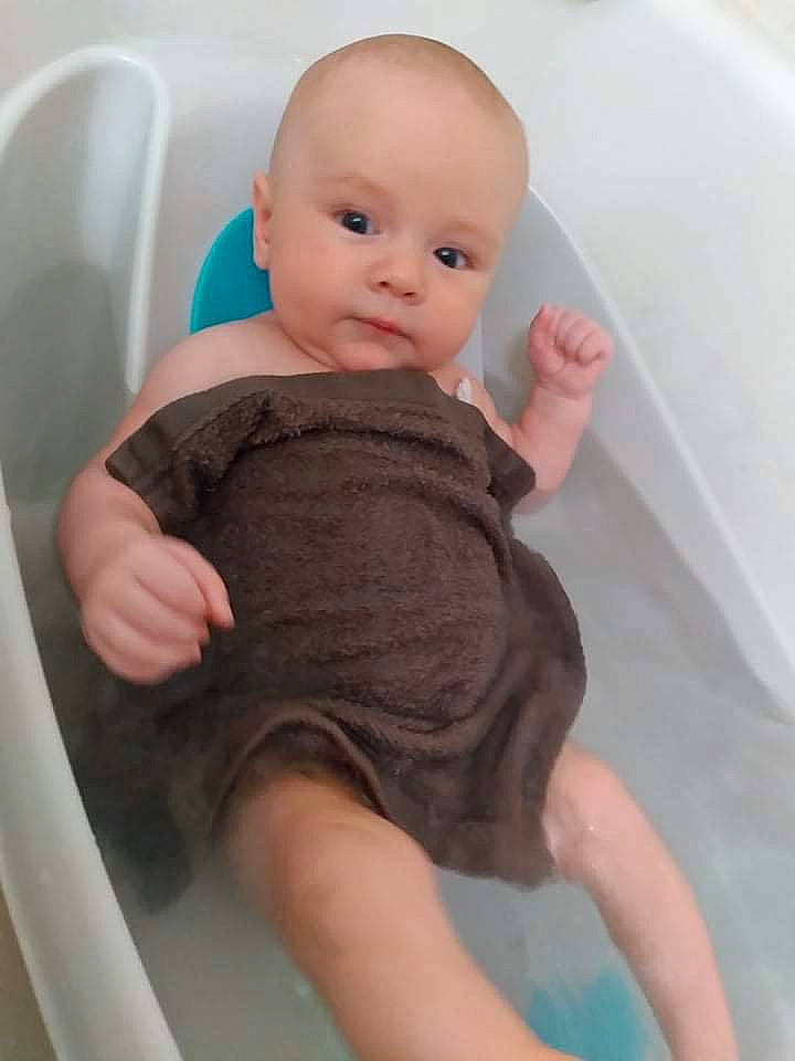 Kadriel is registered to the contest to win money with this photo: baby, baby_toddler_clothing, bathing, bathtub, cheek, comfort, finger, foot, human_body, human_leg, joint, nail, person, pink, sitting, skin, sleeve, stomach, thigh, thumb