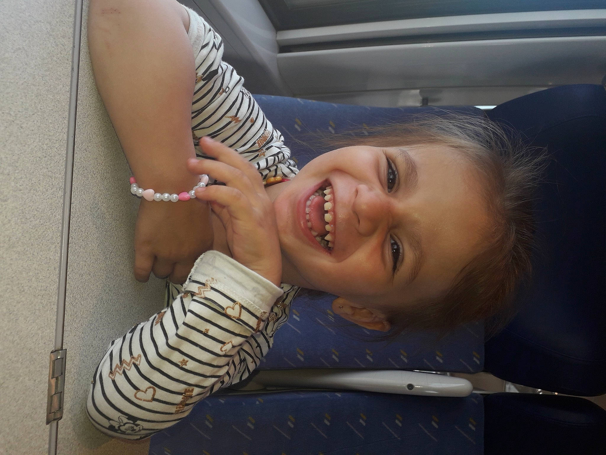 Léana a rejoint le concours — aidez-le/la à gagner de superbes lots ! chin, comfort, elbow, eyebrow, eyelash, eyewear, finger, flash_photography, gesture, happy, human_body, jaw, joint, joy, lip, long_hair, mouth, neck, person, shoulder