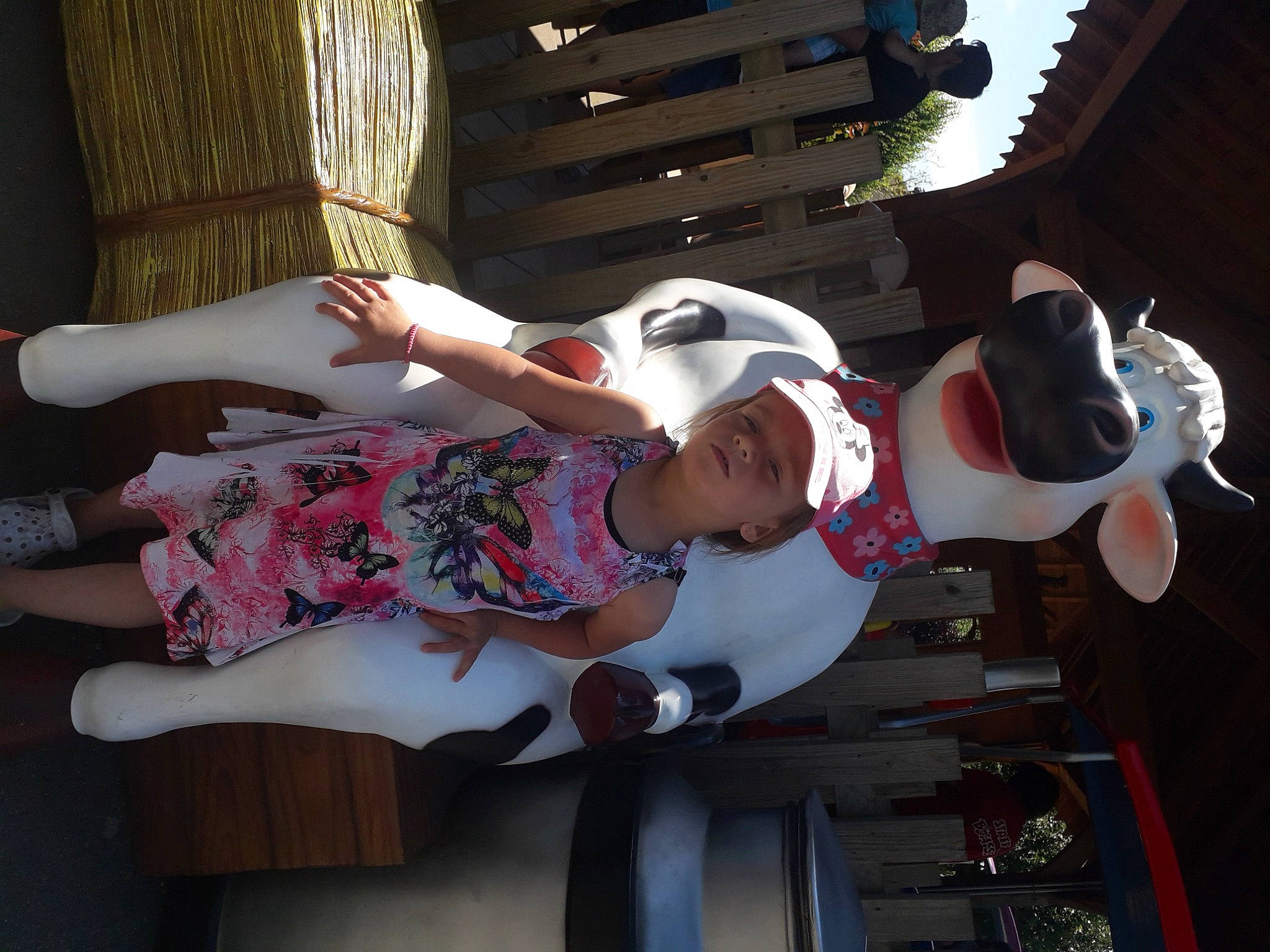 Léana a rejoint le concours — aidez-le/la à gagner de superbes lots ! carmine, costume, elbow, event, flesh, fun, headwear, human_leg, knee, leisure, mammal, pattern, person, room, sandal, smile, sock, thigh, wood, wrist