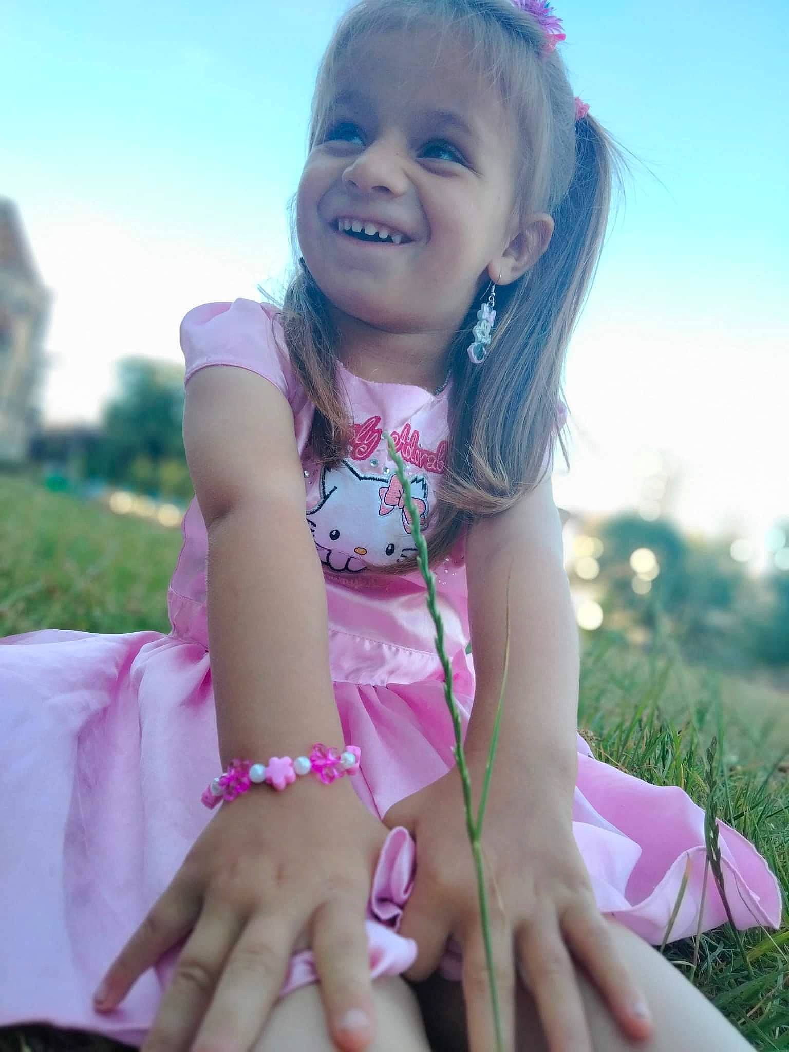 Léana participe au concours pour gagner de l'argent avec cette photo : baby_toddler_clothing, child, finger, fun, gesture, grass, hairstyle, hand, happy, joy, leg, leisure, people_in_nature, person, pink, plant, skin, sky, smile, summer