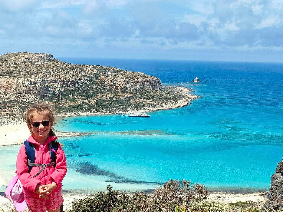 Léana participe au concours pour gagner de l'argent avec cette photo : azure, beach, blue, cloud, coastal_and_oceanic_landforms, eyewear, goggles, headland, horizon, joy, landscape, leisure, people_in_nature, person, plant, shore, sky, smile, summer, sunglasses