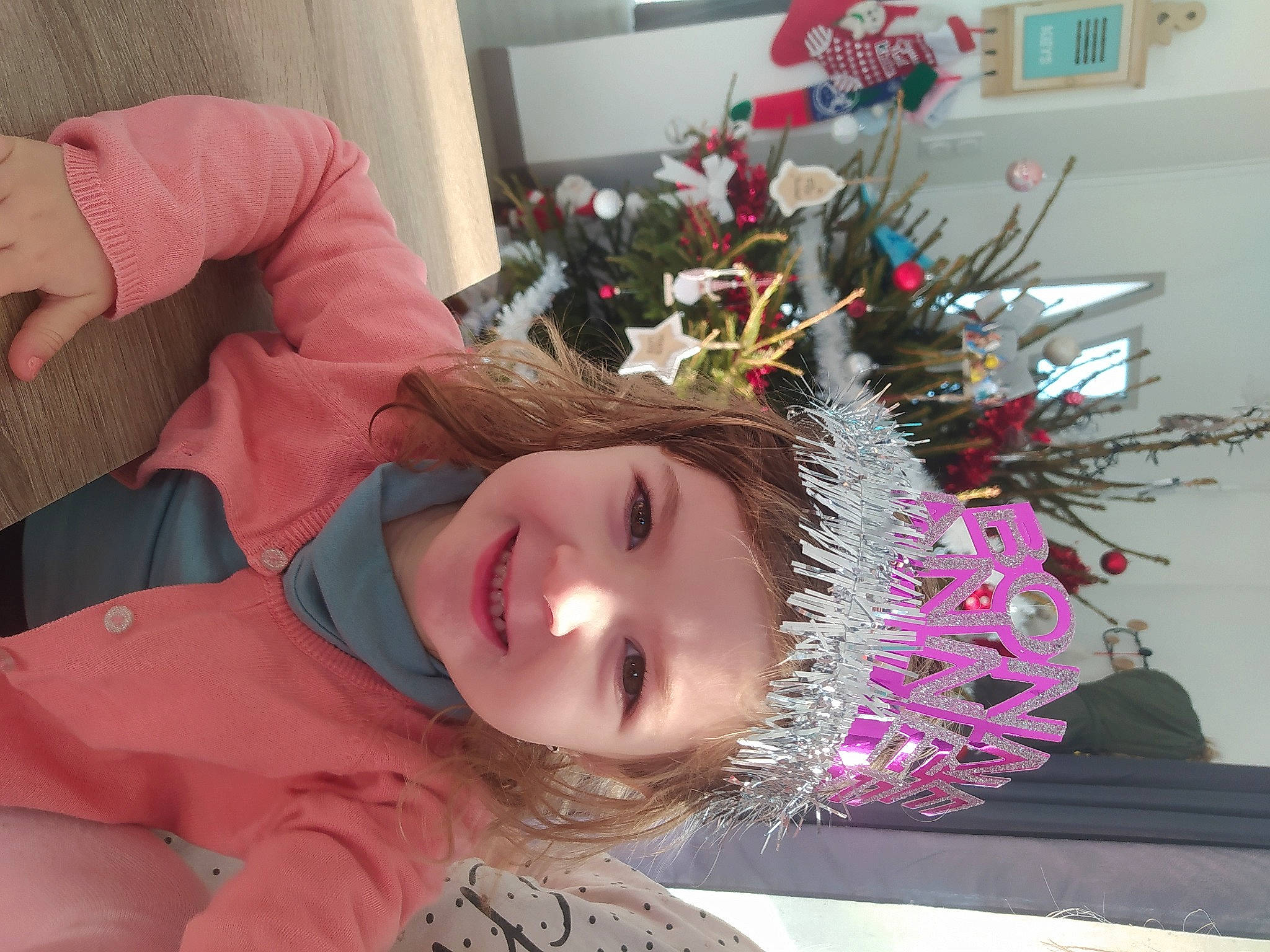 Lizy participe au concours pour gagner de l'argent avec cette photo : child, christmas, christmas_decoration, christmas_eve, event, fun, fur, happy, headwear, holiday, joy, magenta, person, pink, plant, red, room, smile, snapshot, toddler