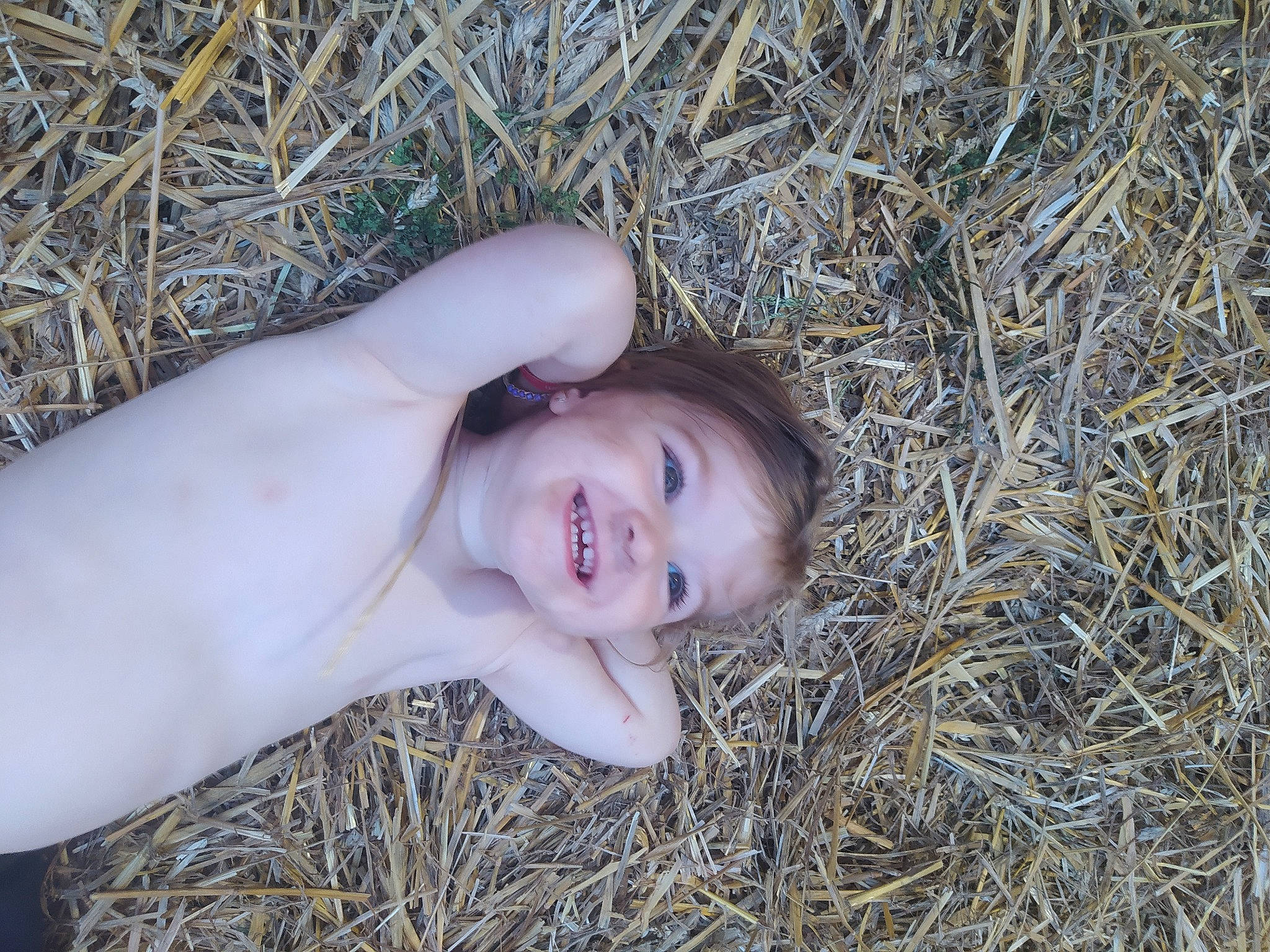 Lizy a rejoint le concours — aidez-le/la à gagner de superbes lots ! chin, eye, fawn, finger, flash_photography, fun, grass, grass_family, grassland, hairstyle, happy, head, joy, lip, long_hair, mouth, people_in_nature, person, plant, skin