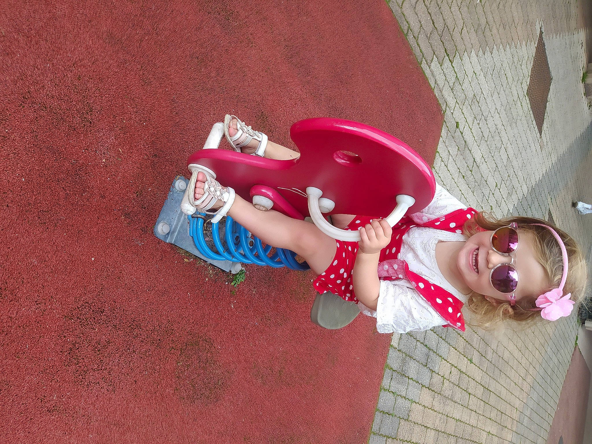 Lizy participe au concours pour gagner de l'argent avec cette photo : carmine, costume, eyewear, fun, happy, human_leg, joy, magenta, pattern, person, pink, sandal, sunglasses, textile, thigh, toddler, trunk, wood, wrist