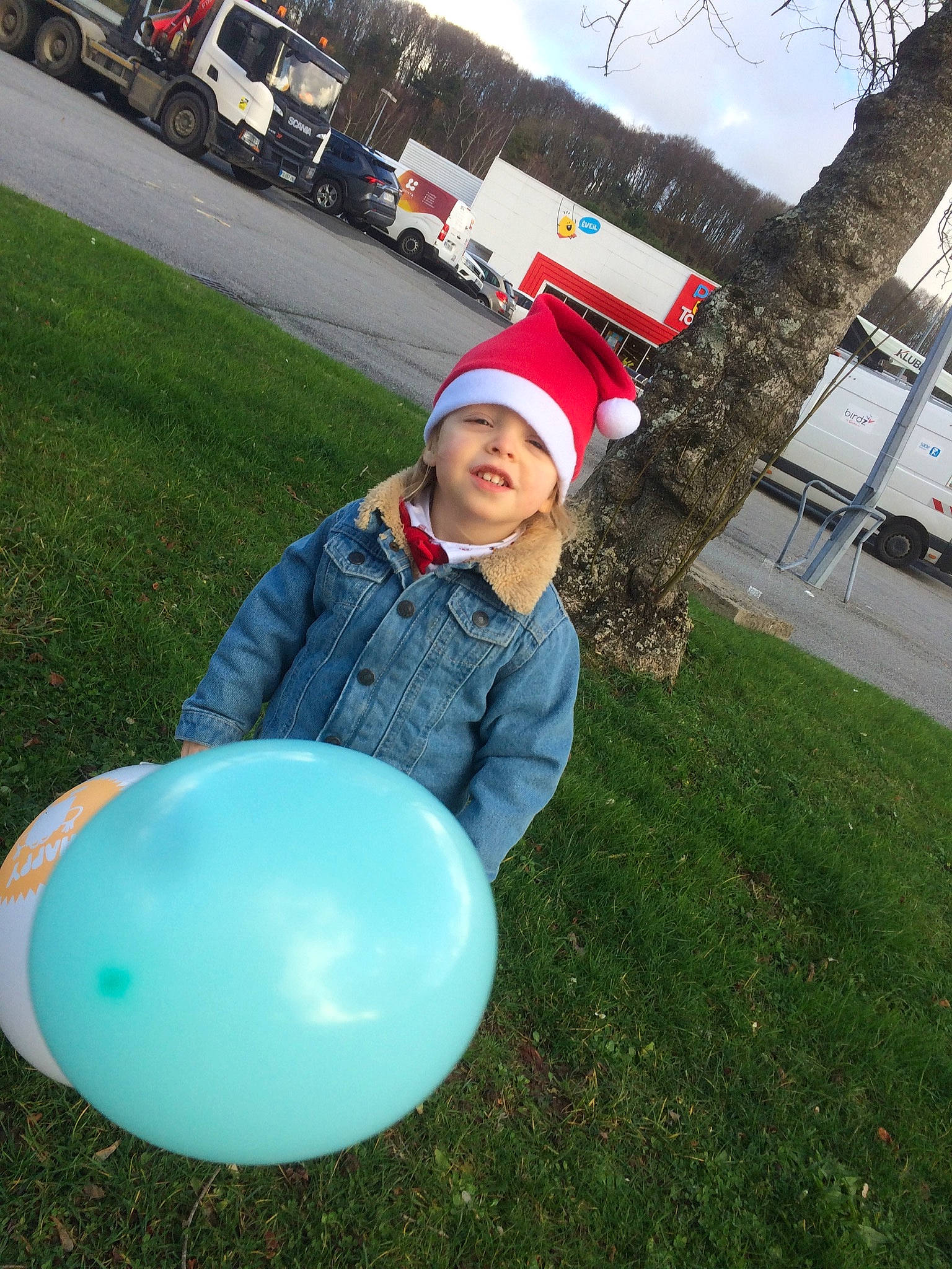 Dahyem participe au concours pour gagner de l'argent avec cette photo : balloon, baseball_cap, cap, car, electric_blue, event, fun, grass, happy, hat, headwear, leisure, party_supply, person, plant, recreation, sky, snapshot, tire, toddler