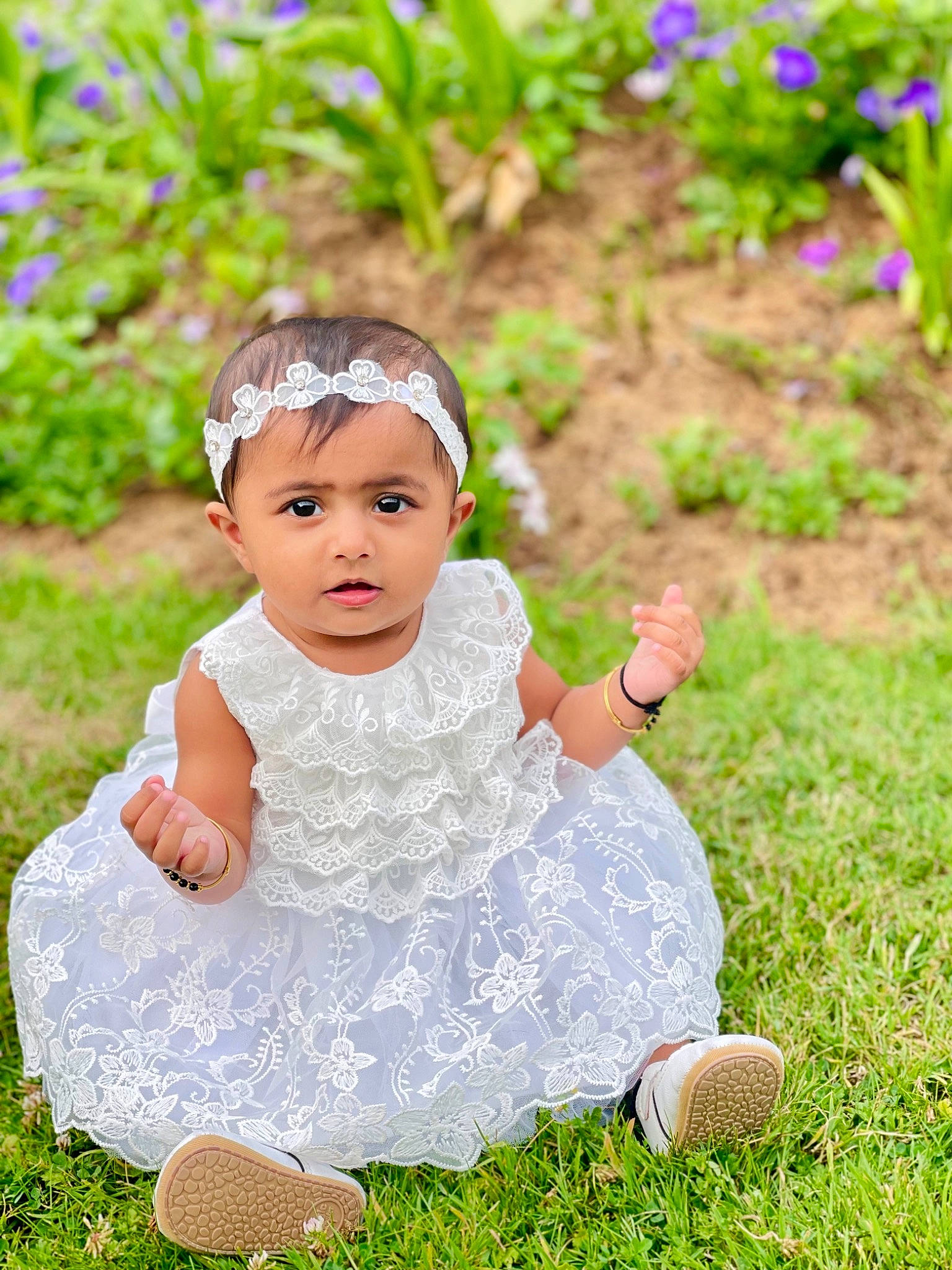 Shaanvi a rejoint le concours — aidez-le/la à gagner de superbes lots ! baby, baby_toddler_clothing, botany, child, dress, embellishment, event, flash_photography, grass, hair_accessory, happy, head, headband, headpiece, headwear, jewellery, pattern, people_in_nature, person, plant
