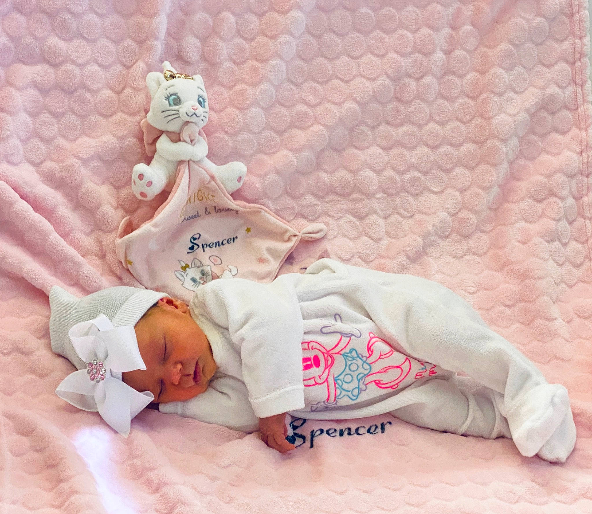 Spencer participe au concours pour gagner de l'argent avec cette photo : baby, baby_sleeping, child, comfort, fictional_character, headwear, person, pink, textile